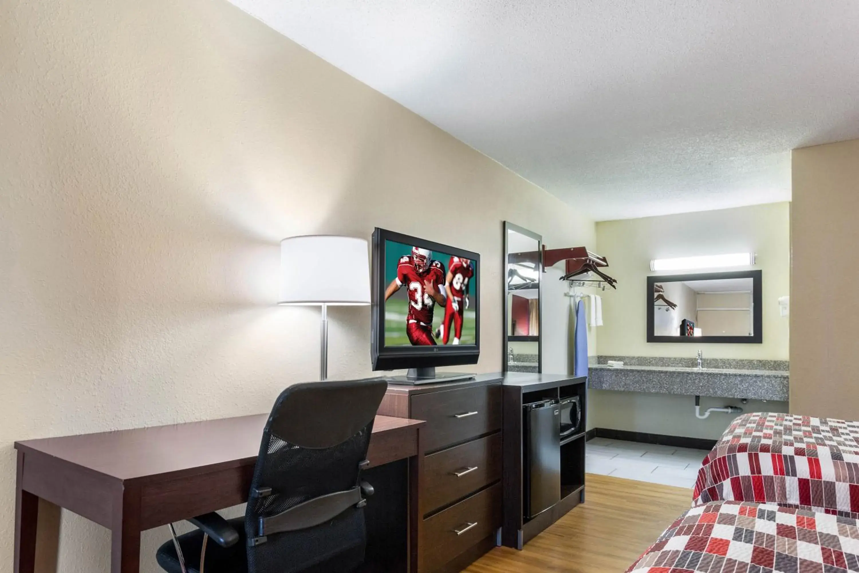 Photo of the whole room, TV/Entertainment Center in Red Roof Inn Cincinnati Airport–Florence/ Erlanger