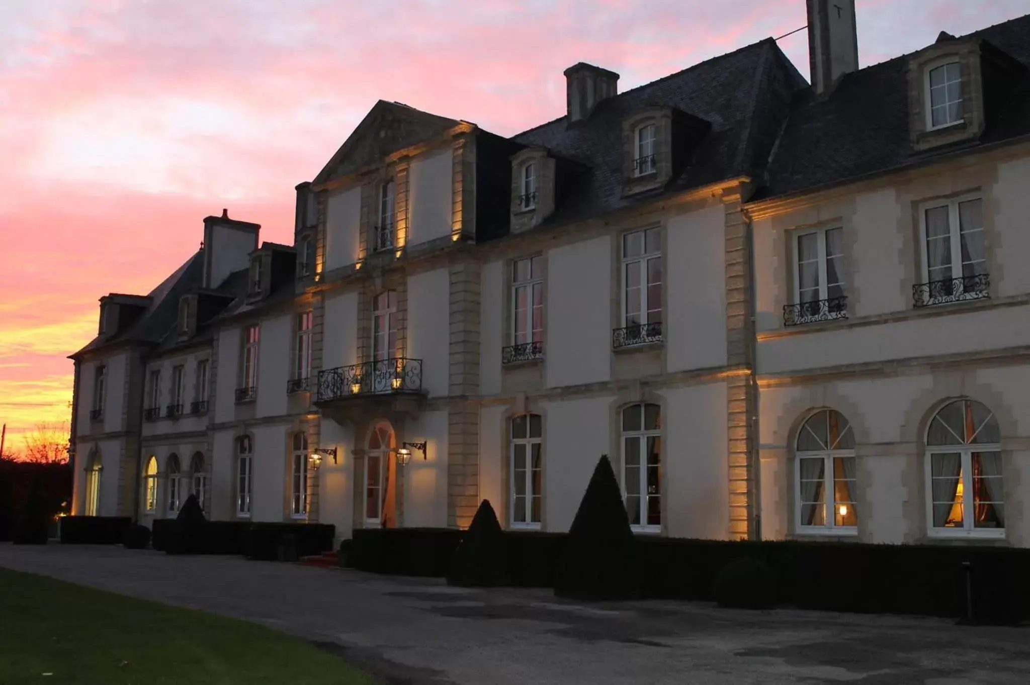 Sunset, Property Building in Grand Hôtel "Château de Sully" - Piscine & Spa