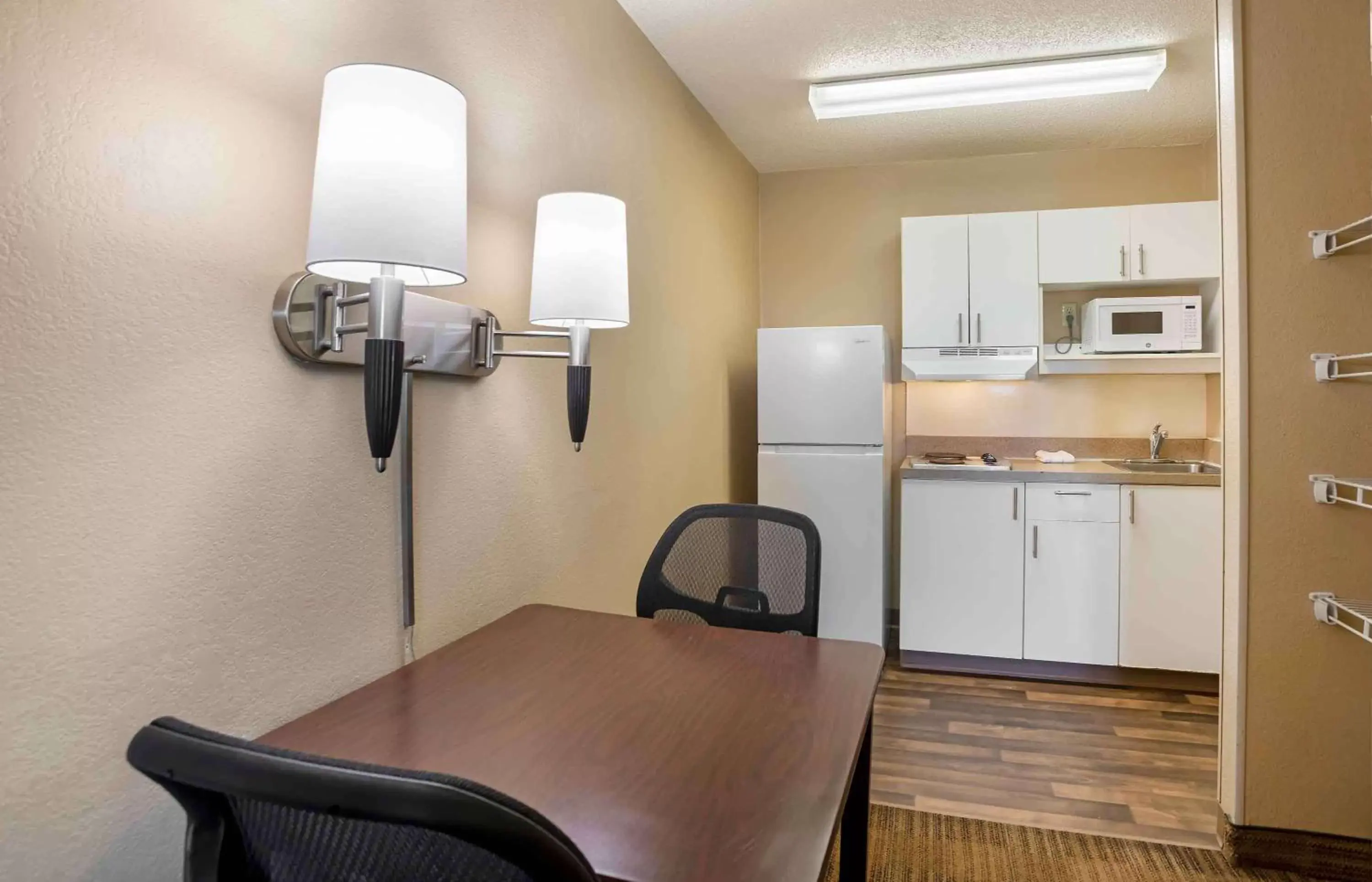 Bedroom, Kitchen/Kitchenette in Extended Stay America Select Suites - Raleigh - RDU Airport