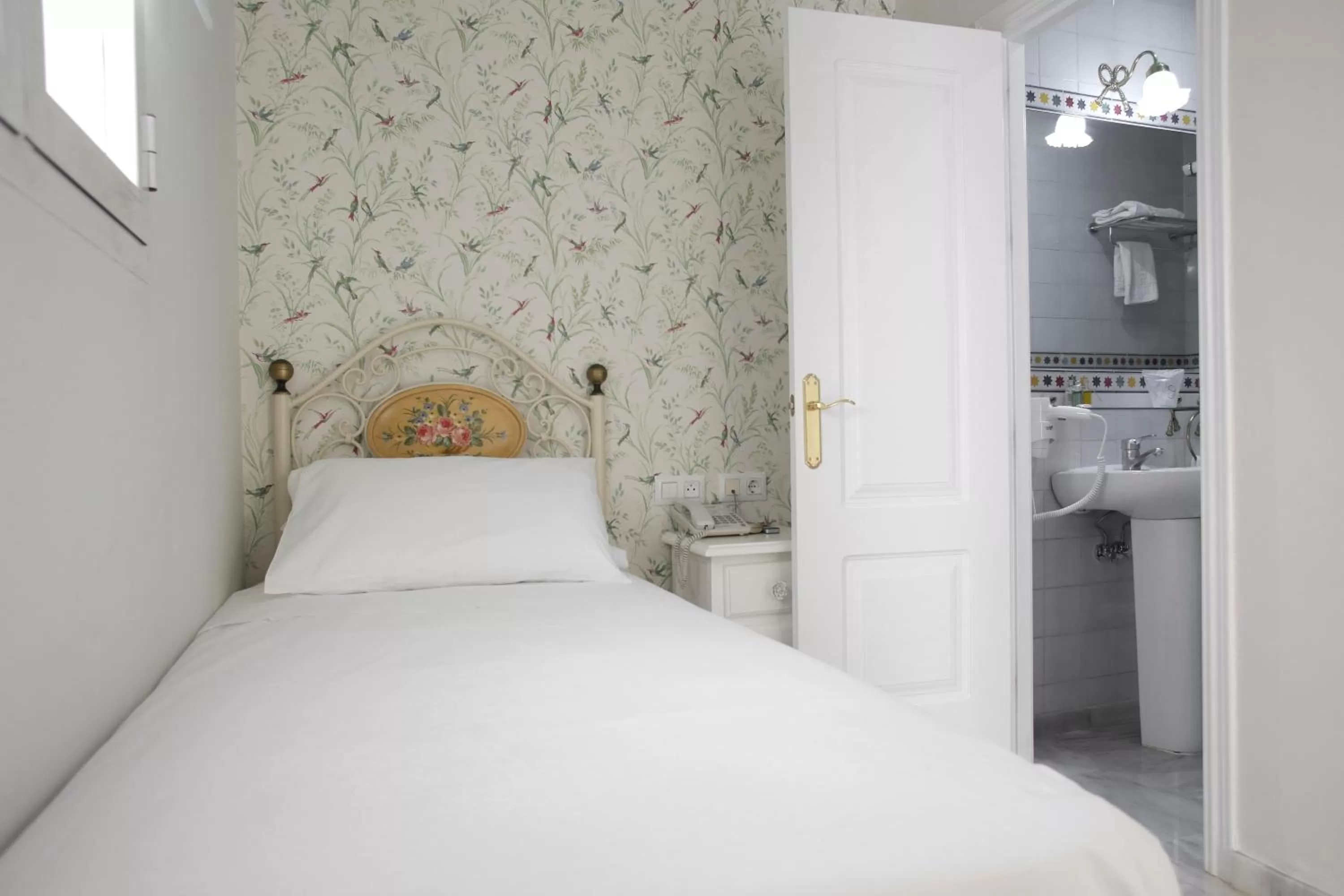 Bed in Basic Hotel Puerta de Sevilla