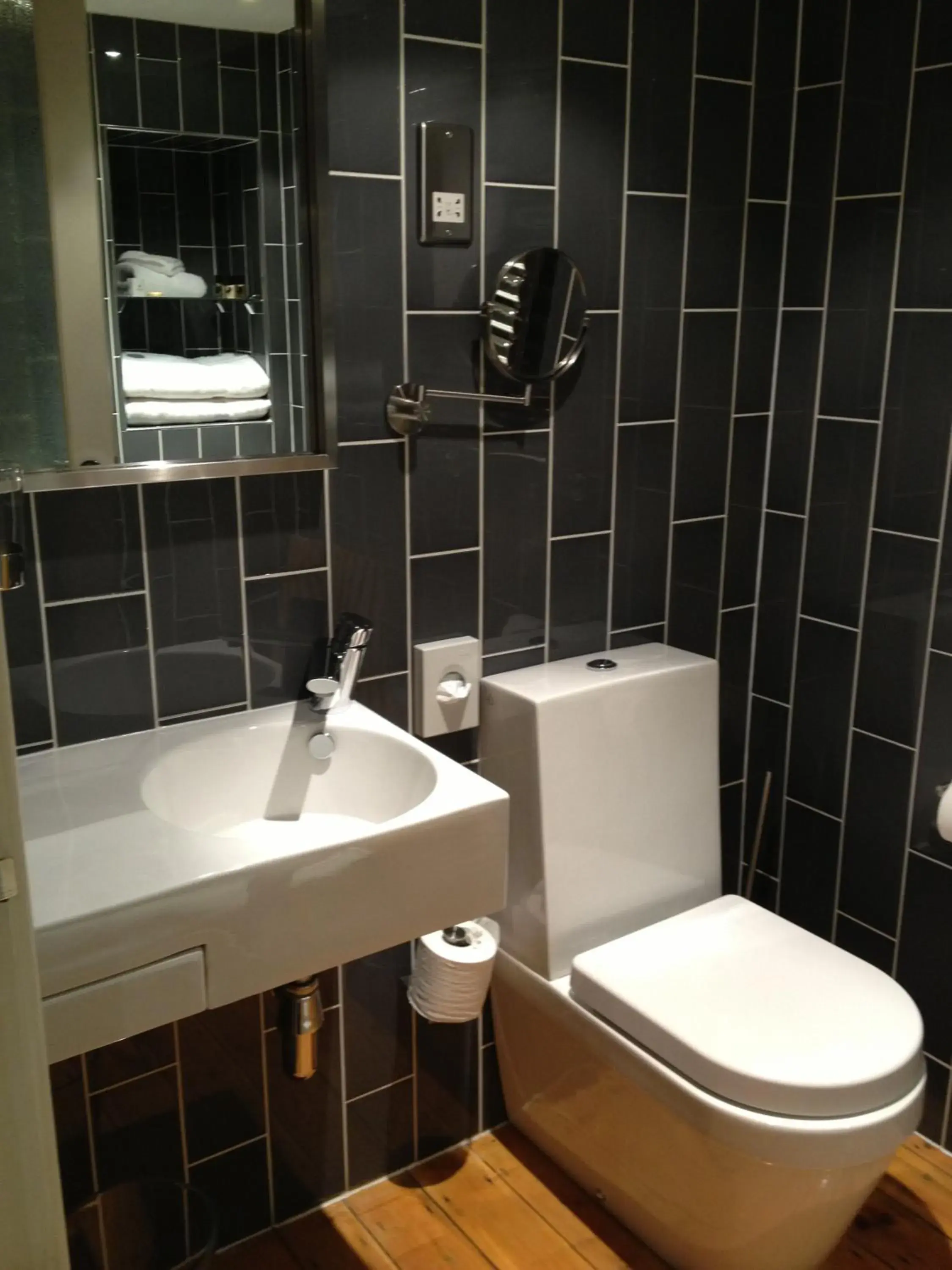 Toilet, Bathroom in Hickman Hill Hotel