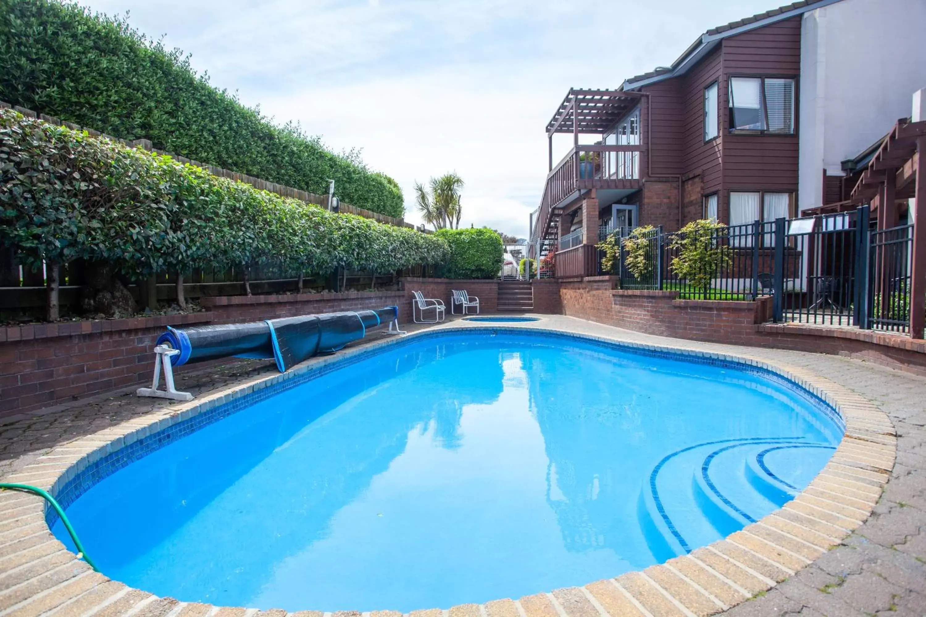 Swimming Pool in Cascades Lakefront Motel