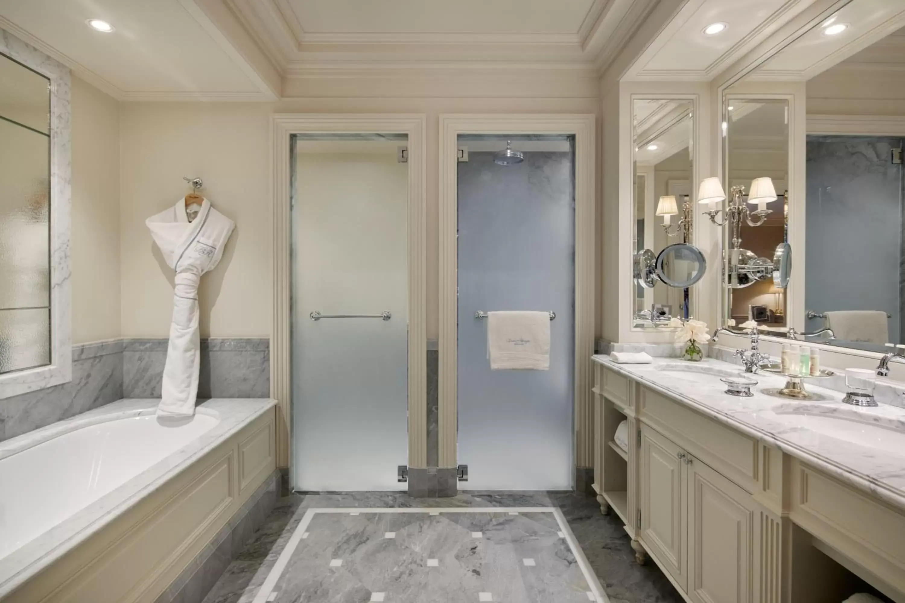 Bathroom in Beau-Rivage Genève Bathroom in Beau-Rivage Genève