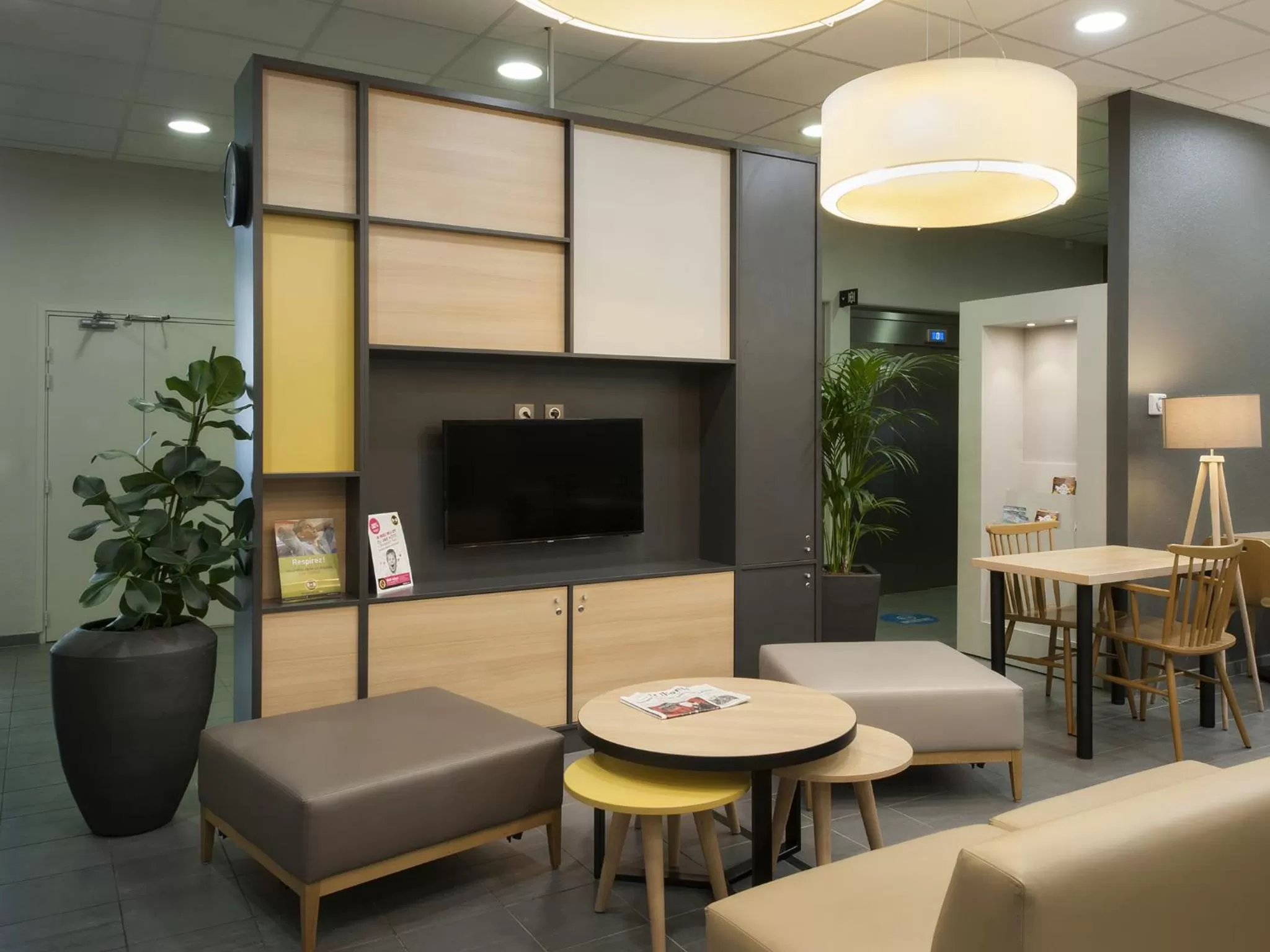 Lounge or bar in B&B HOTEL Lyon Ouest Tassin