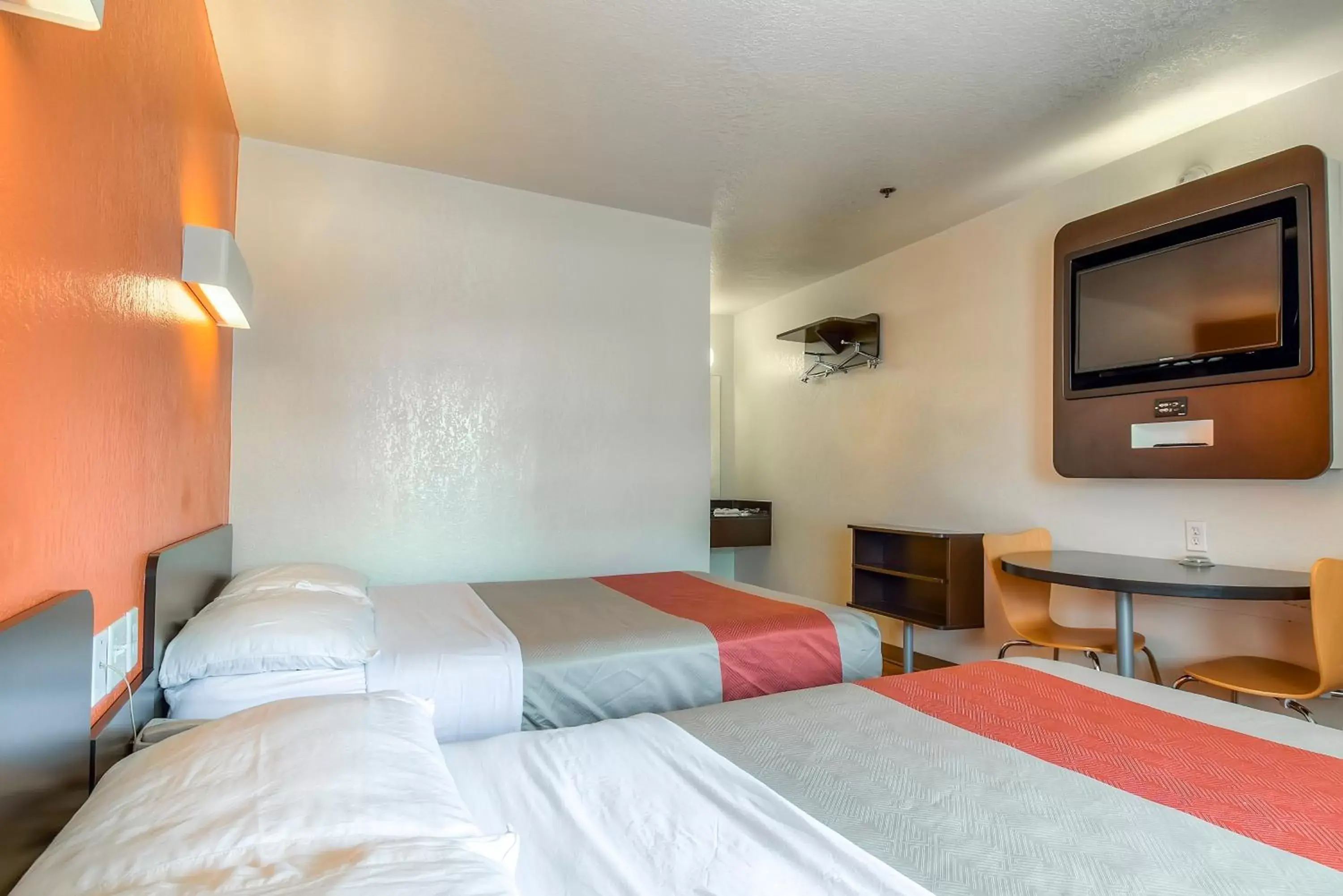 TV and multimedia, Bed in Motel 6-Arcadia, CA - Los Angeles - Pasadena Area