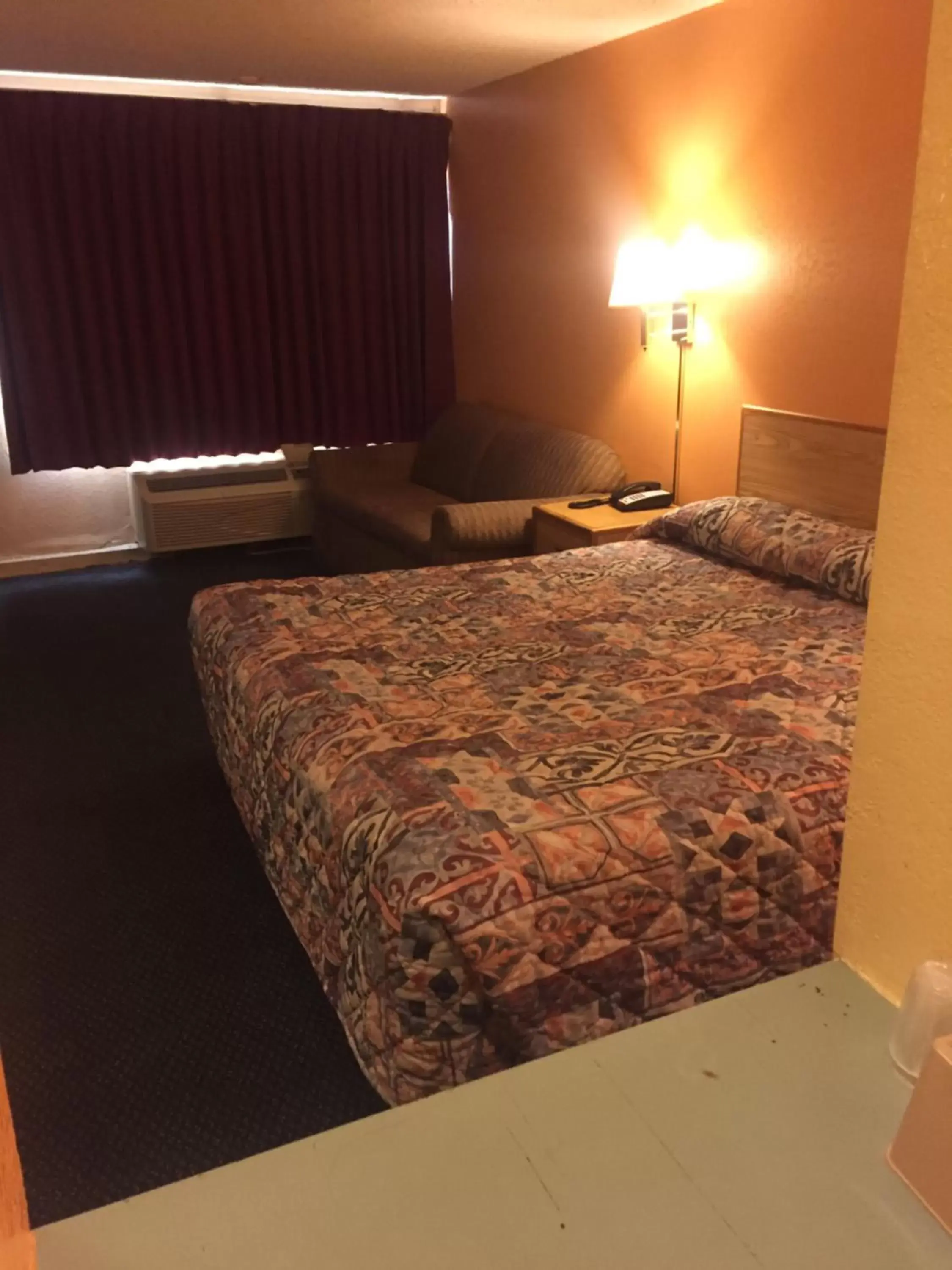 Bedroom, Bed in Camelot Inn Bedroom, Bed in Camelot Inn
