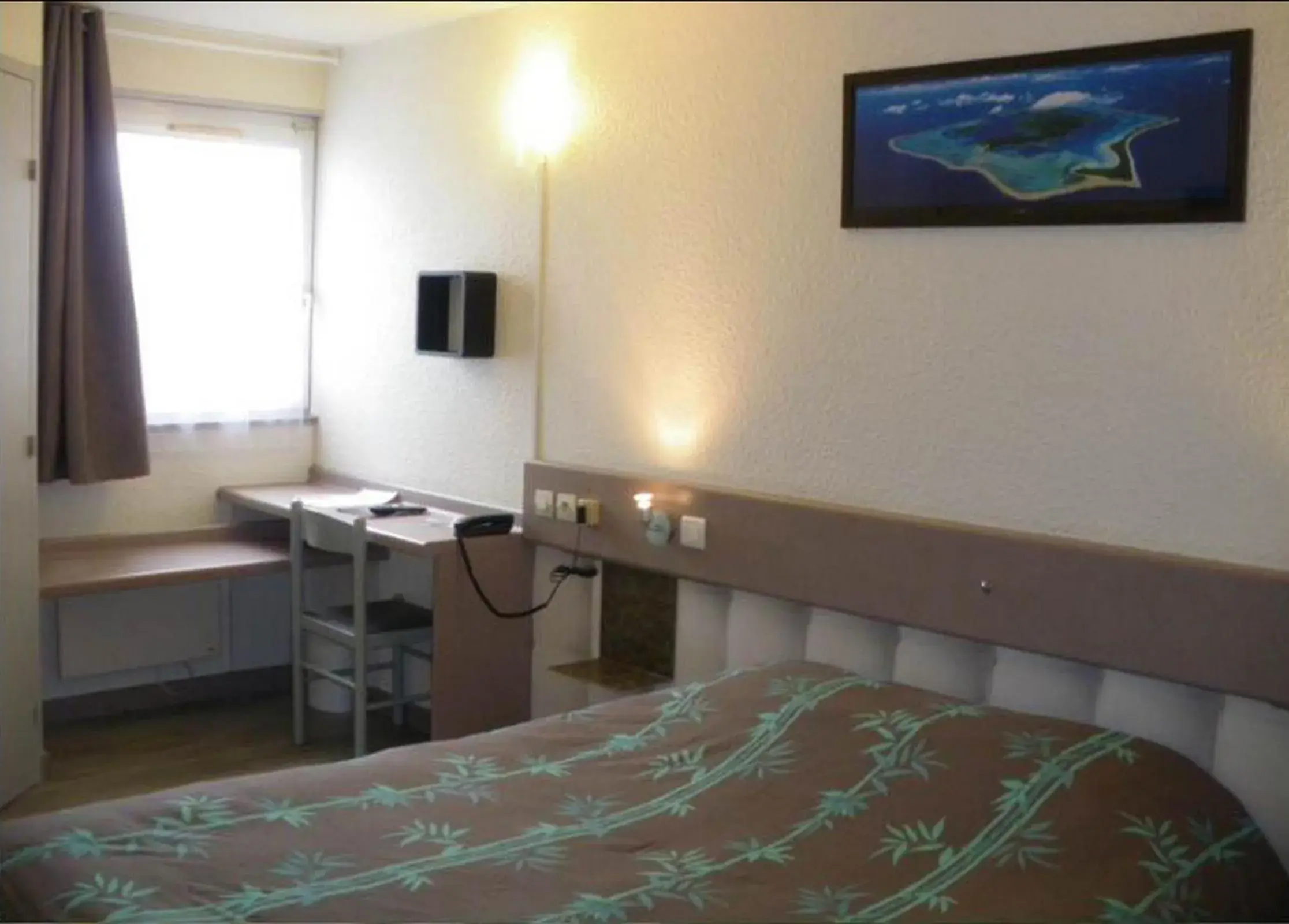 Photo of the whole room, TV/Entertainment Center in Contact Hôtel Come Inn