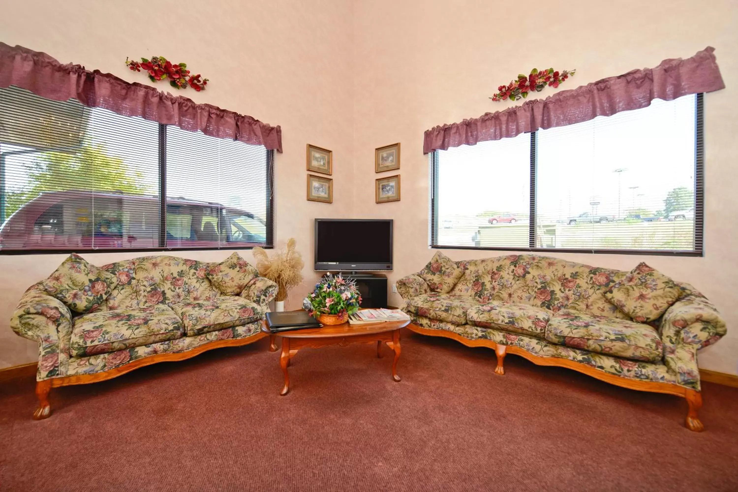 Lobby or reception, Seating Area in Days Inn by Wyndham Ozark Springfield