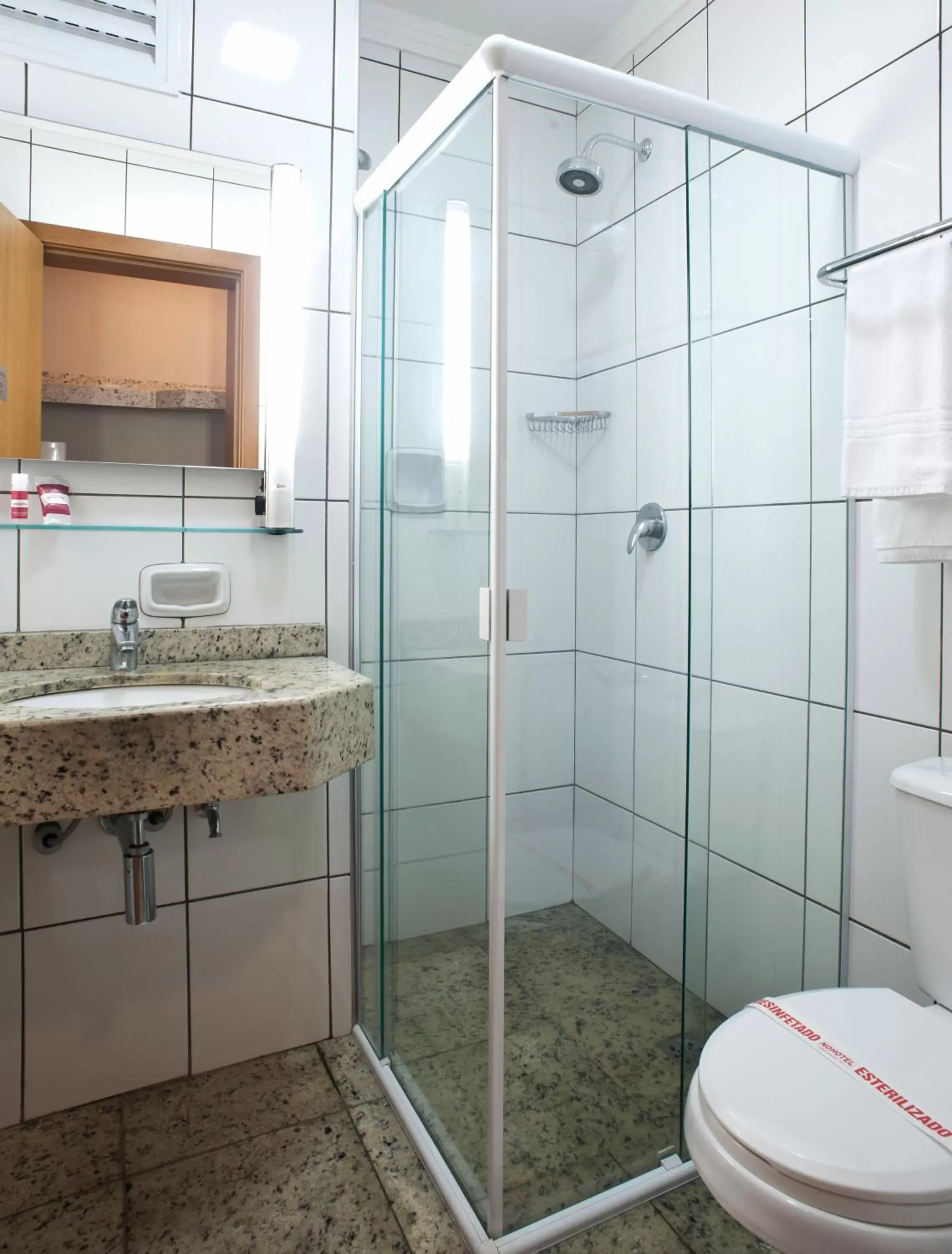 Shower, Bathroom in Nohotel Premium Americana