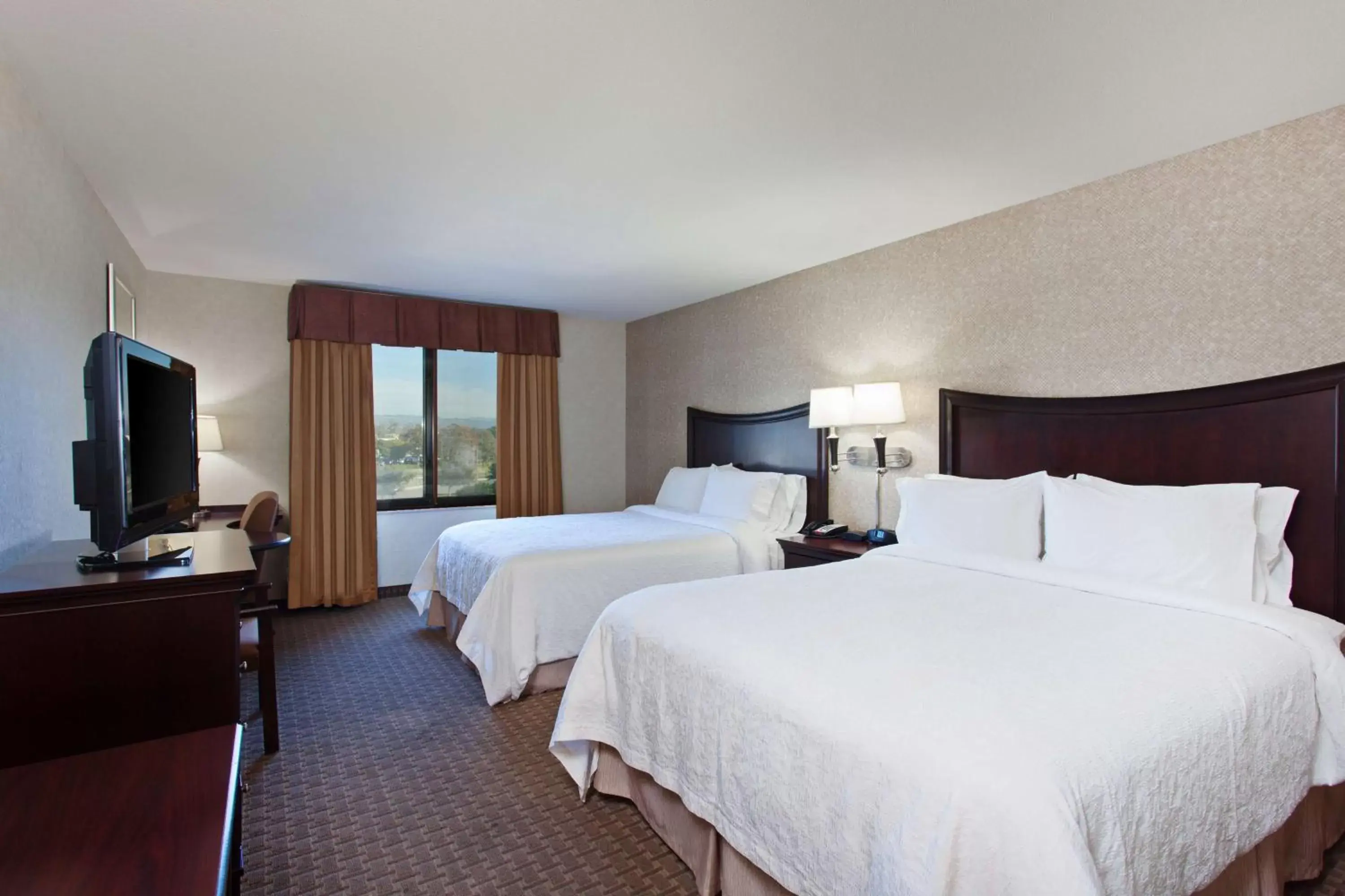 Bedroom, Bed in Hampton Inn & Suites Oakland Airport-Alameda