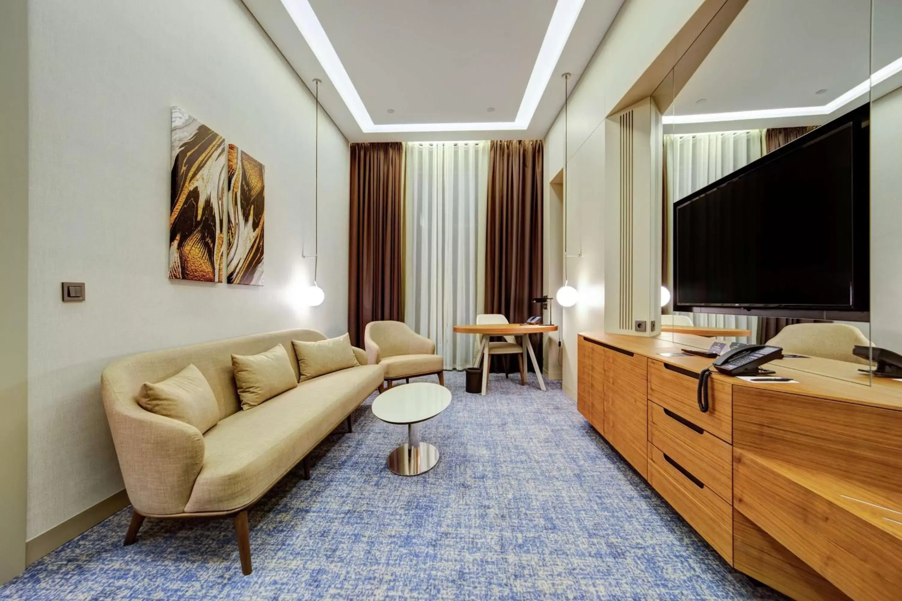 Living room, TV/Entertainment Center in DoubleTree by Hilton Adana