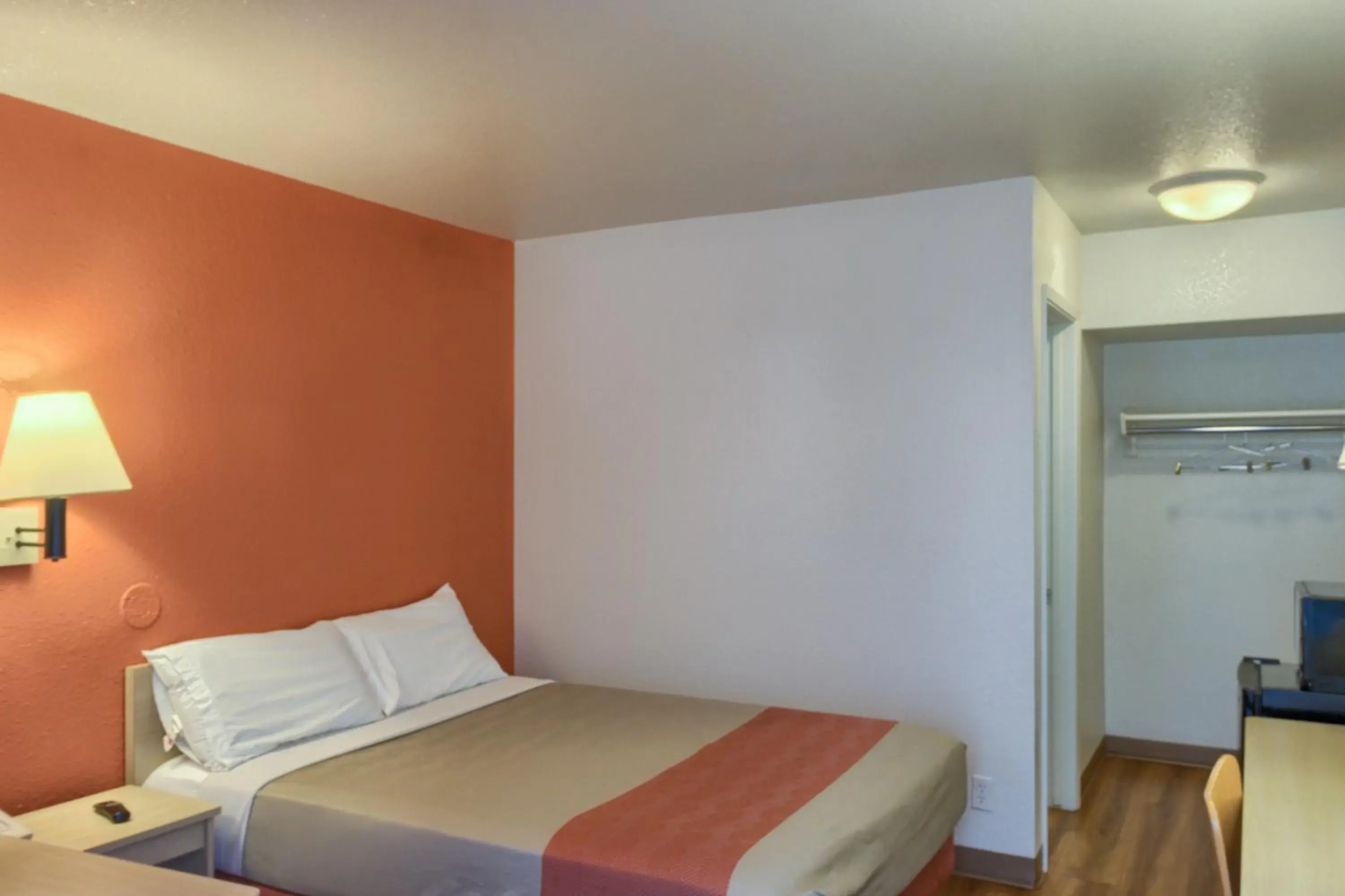 Bedroom, Bed in Motel 6-Everett, WA - North