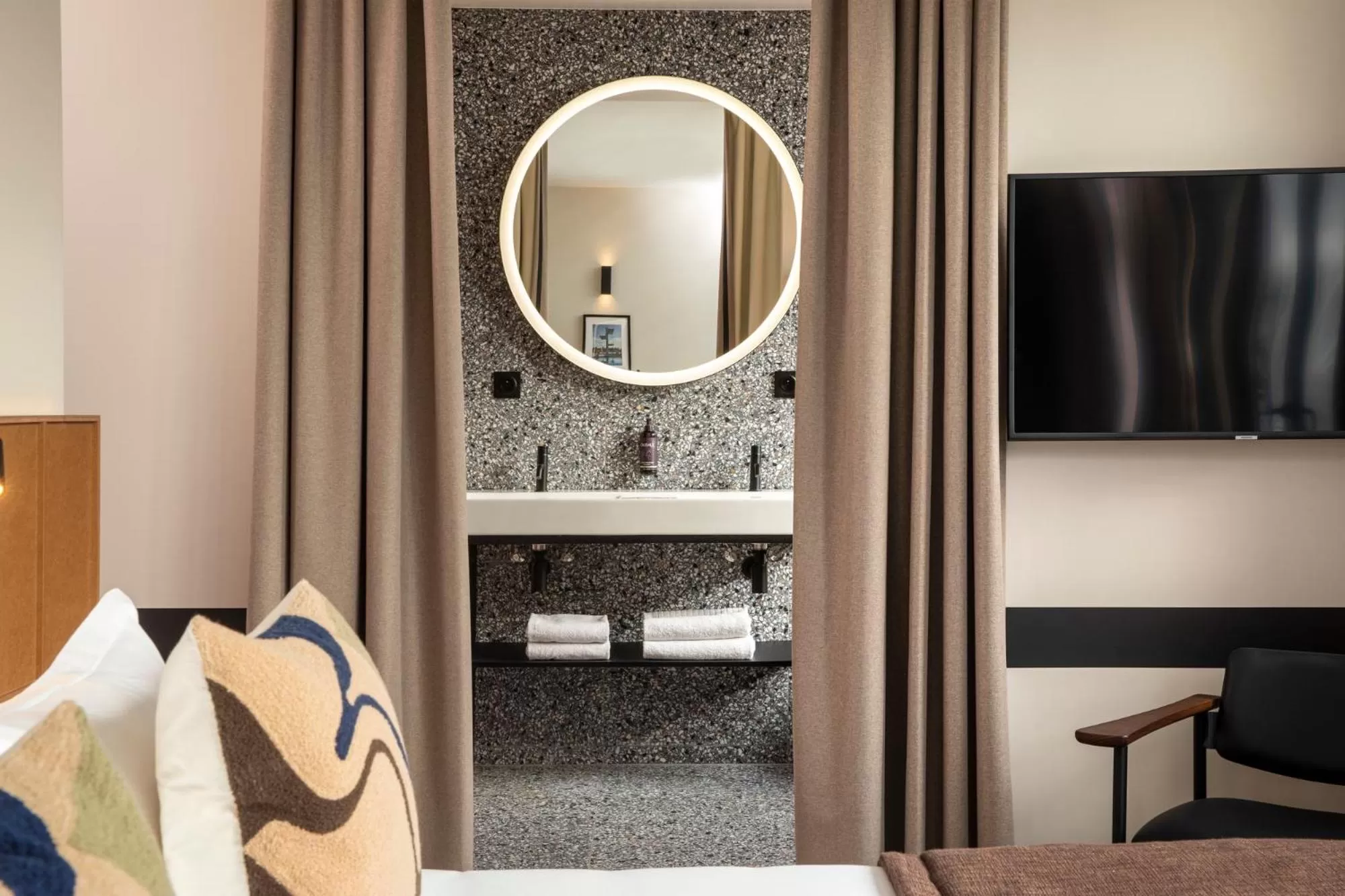 Bathroom in Hôtel du Port