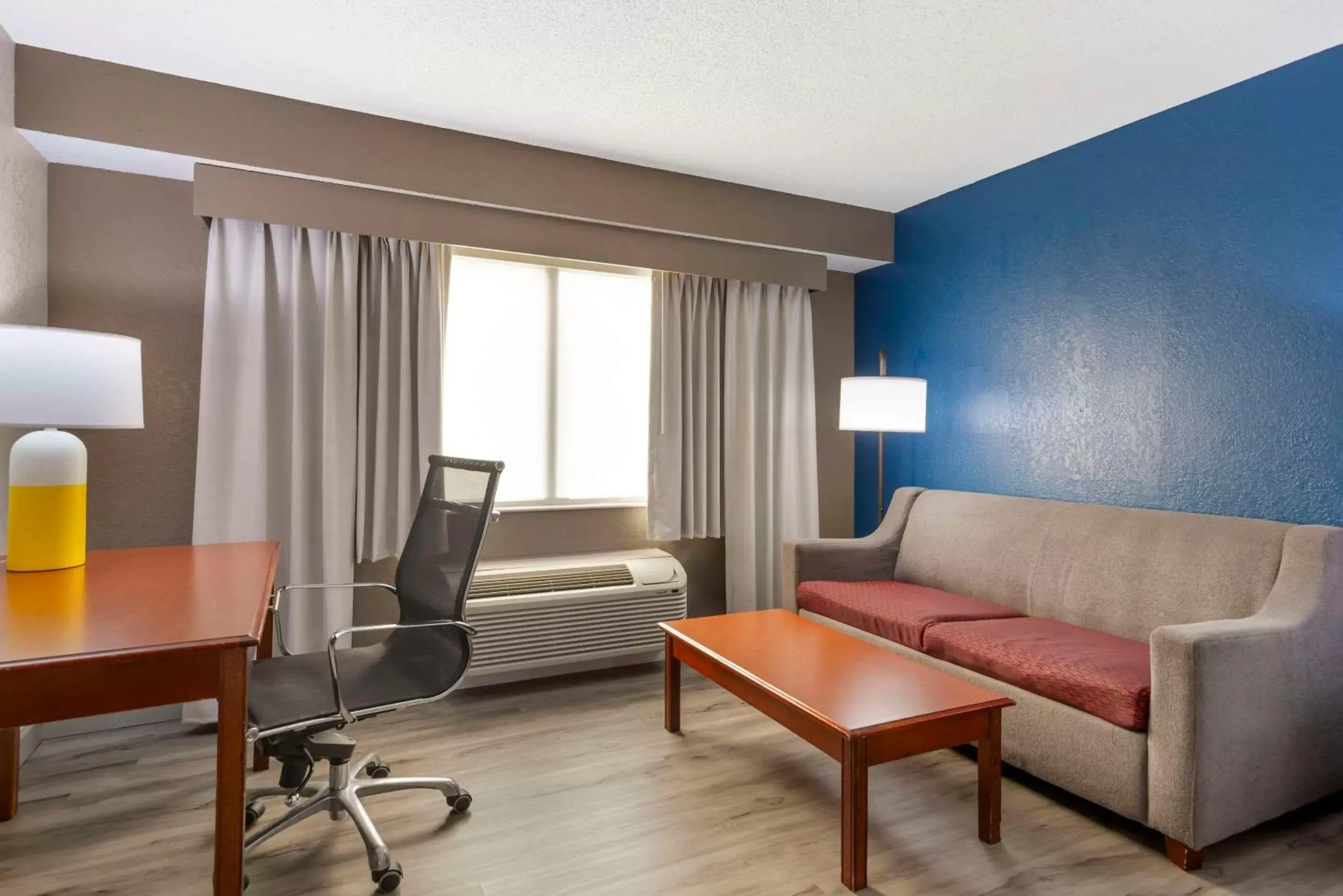 Bedroom, Seating Area in Comfort Inn Alpharetta-Atlanta North