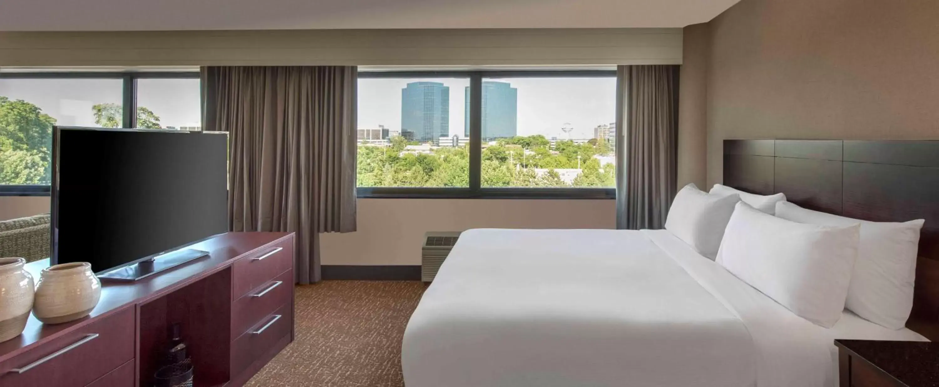 Bedroom, Bed in DoubleTree by Hilton Hotel Chicago - Schaumburg