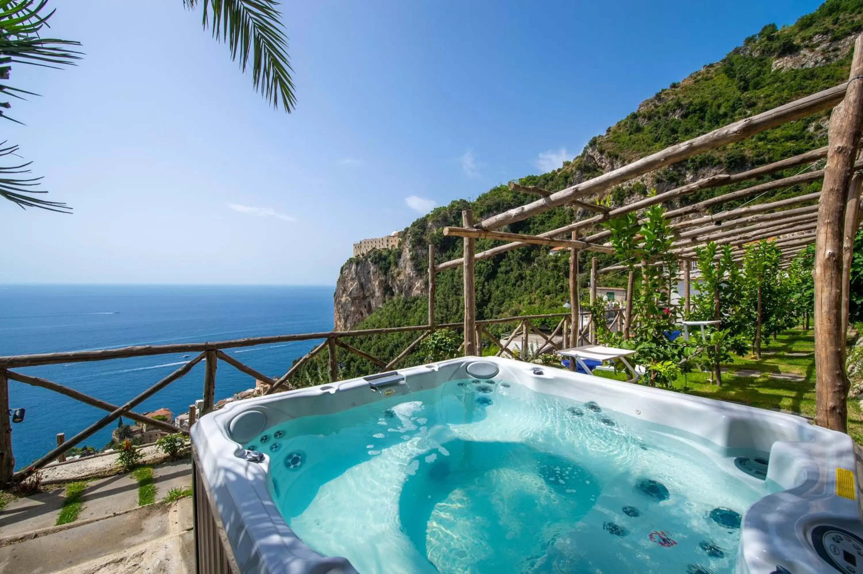 Solarium, Swimming Pool in Villa Foglia Amalfi