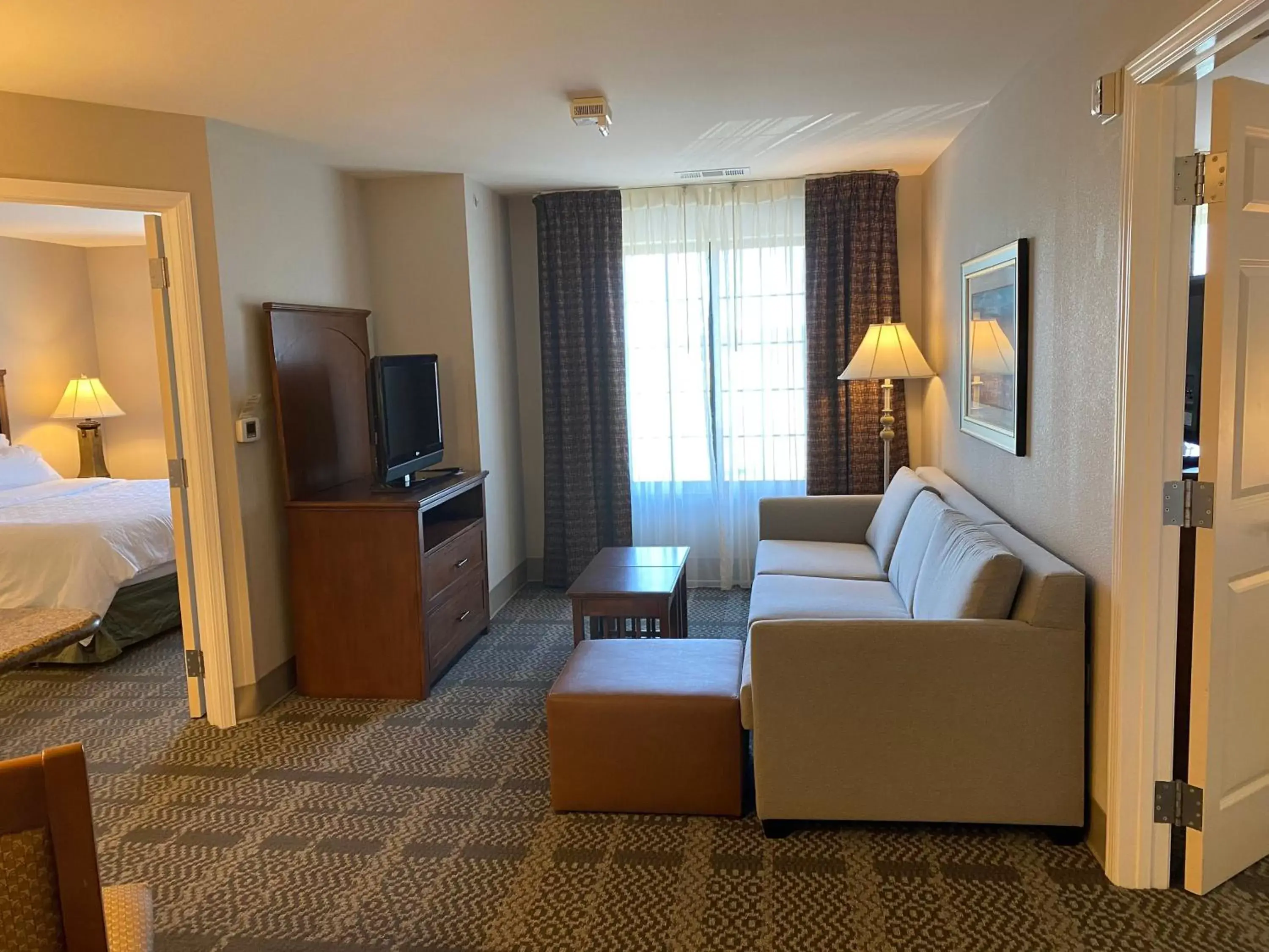 Photo of the whole room, Seating Area in Staybridge Suites Milwaukee West-Oconomowoc, an IHG Hotel