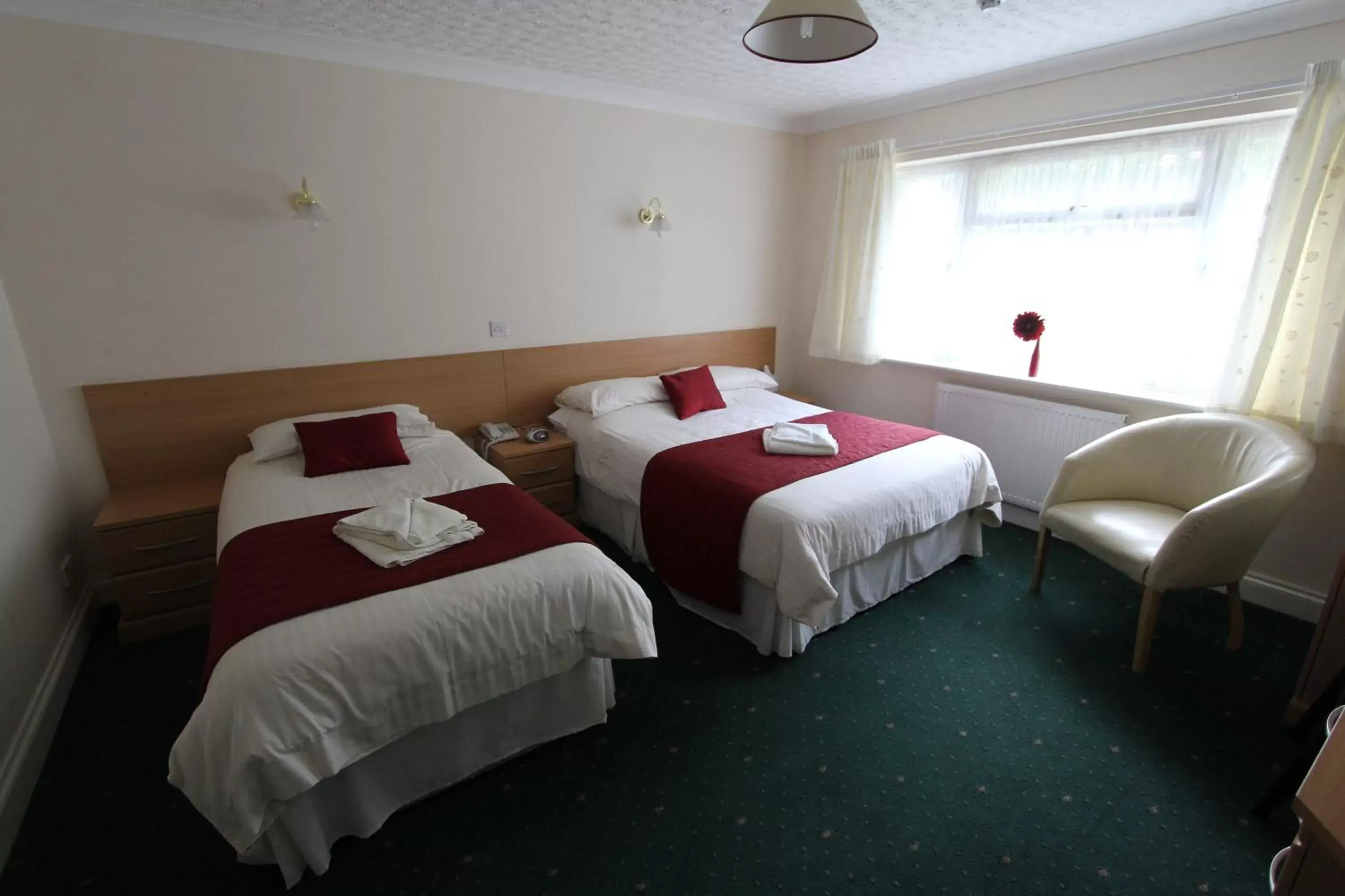 Photo of the whole room, Bed in The Cedars Hotel