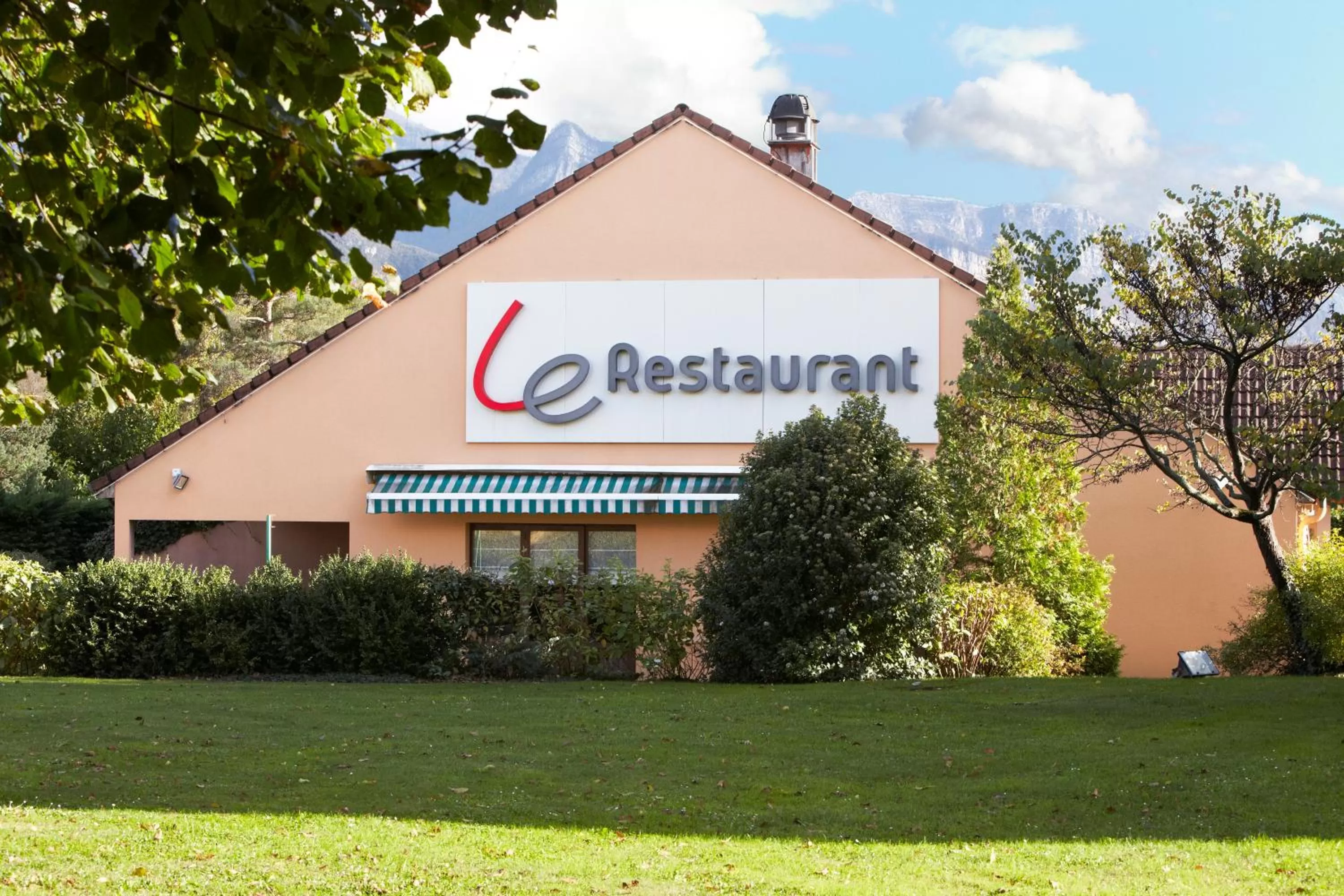 Facade/entrance in Campanile Grenoble Nord - Moirans-Voreppe