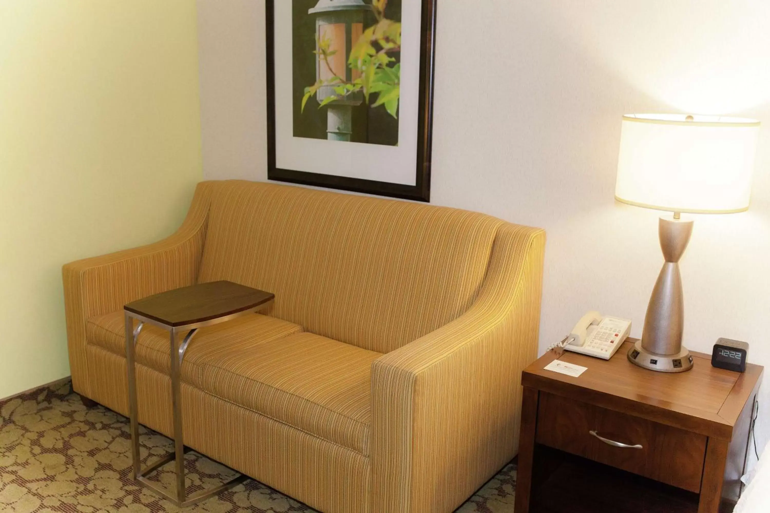 Living room, Seating Area in Hilton Garden Inn Redding