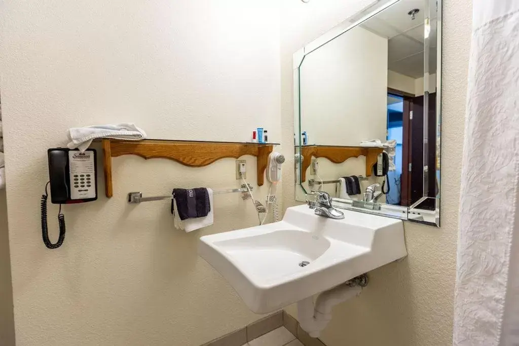 Bathroom in Savannah House Hotel