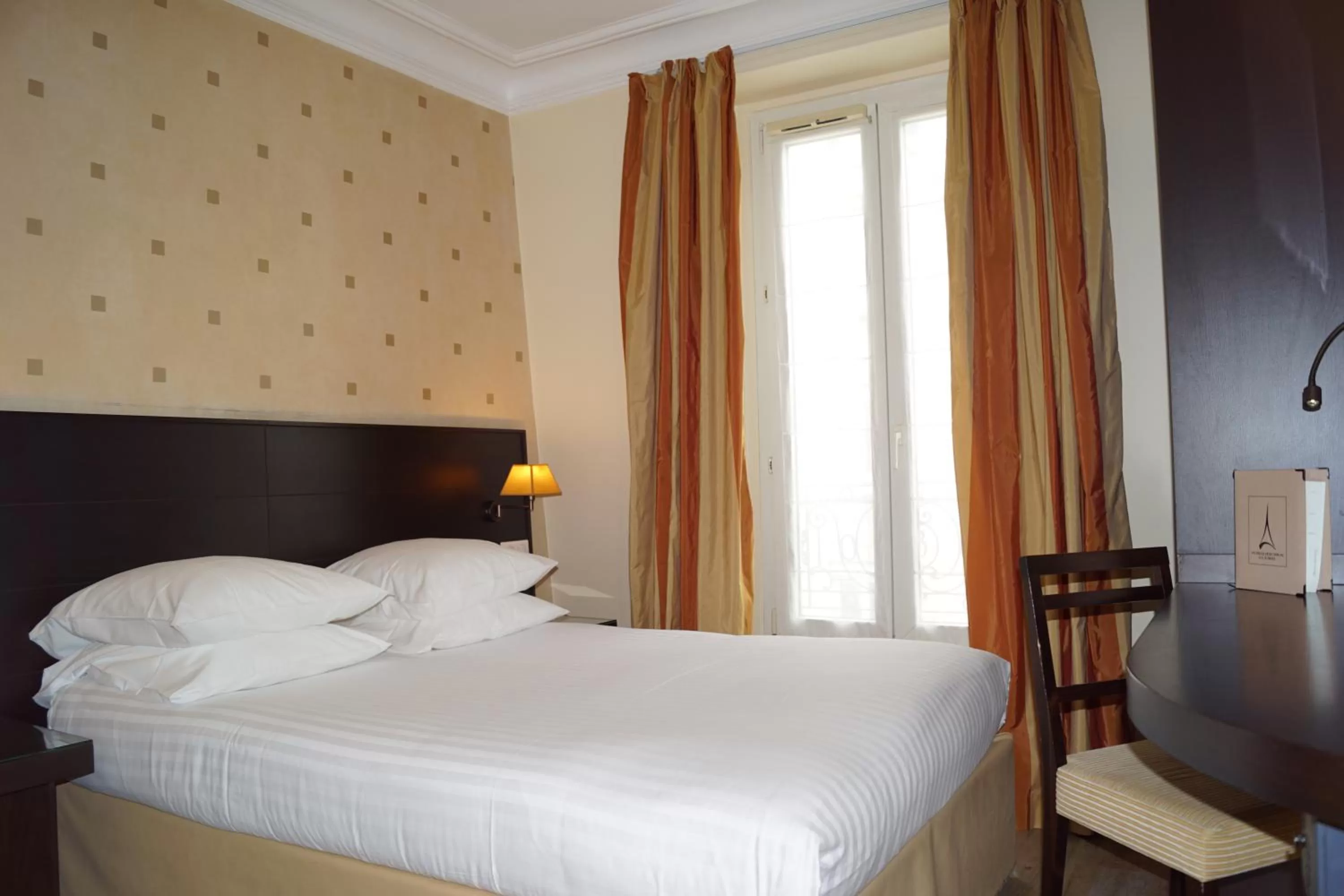 Bed in Hôtel de l'Exposition - Tour Eiffel