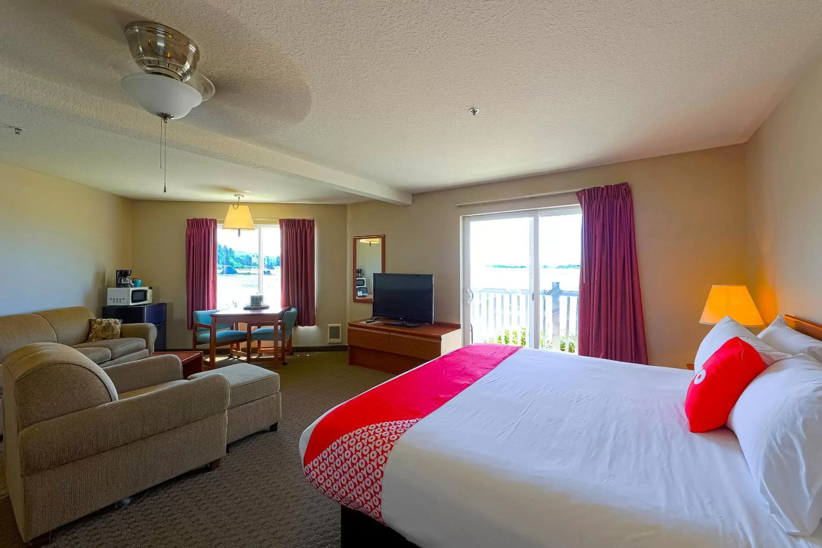 Bedroom in Siletz Bay Beachfront Hotel by OYO Lincoln City