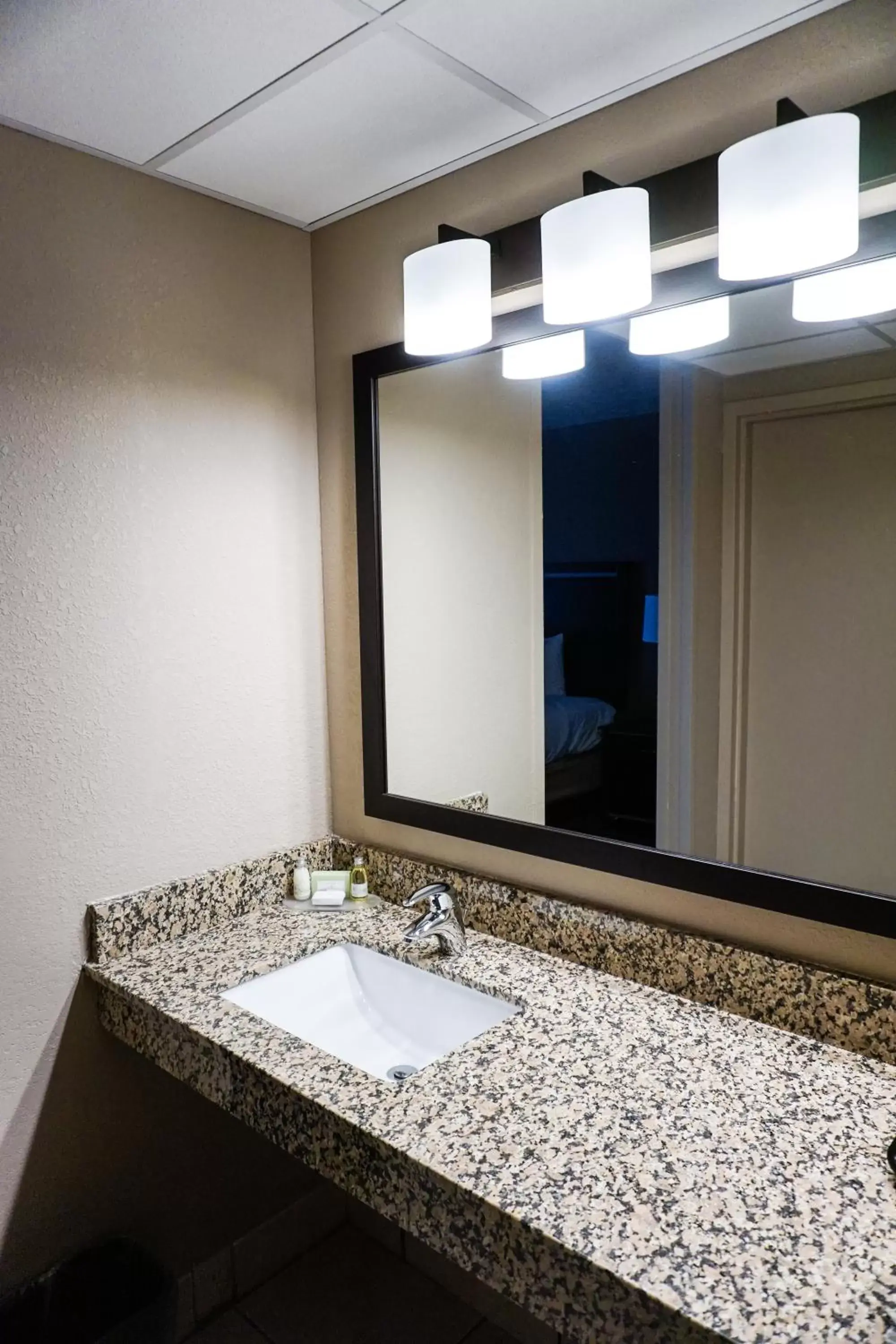 Bathroom in Boarders Inn & Suites by Cobblestone Hotels - Grand Island