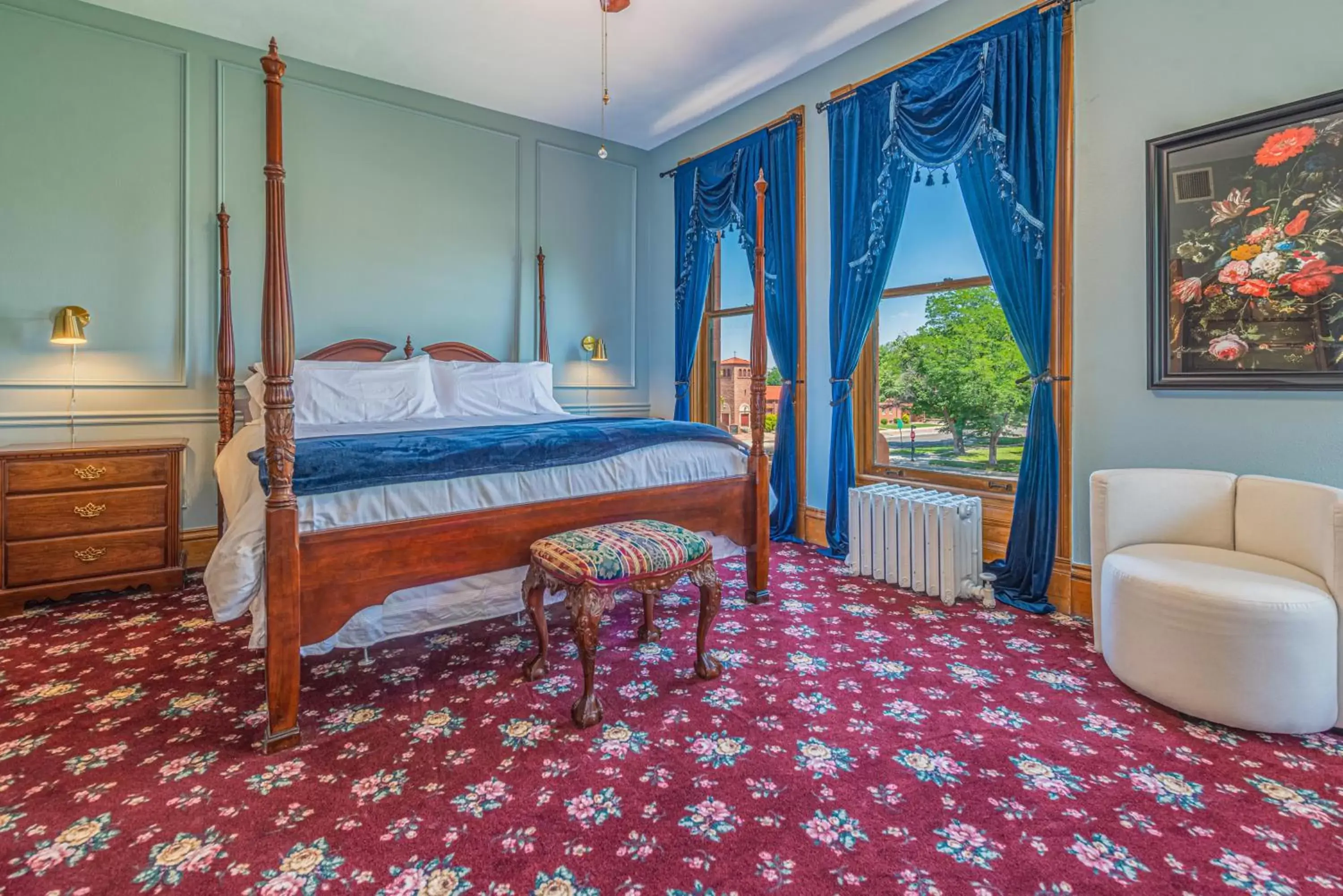 Bed in Orman Mansion - Pueblo's Most Luxurious Stay!