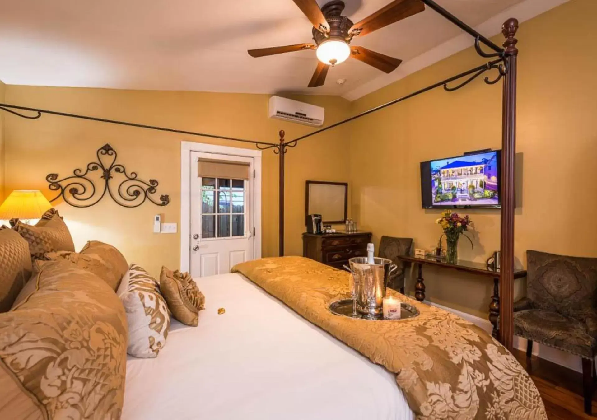 Bed, TV/Entertainment Center in Carriage Way Inn Bed & Breakfast Adults Only - 21 years old and up