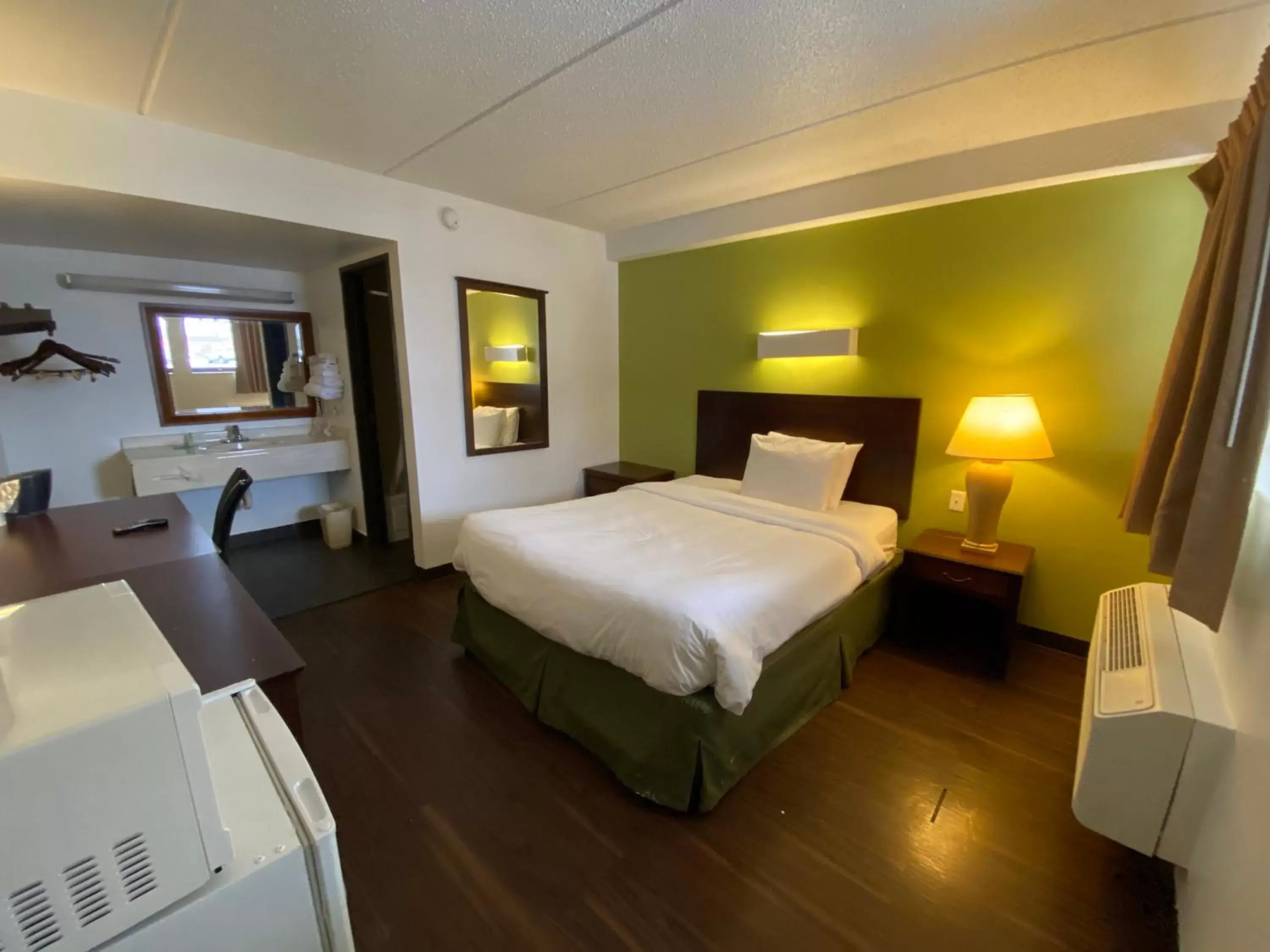 Photo of the whole room, Bed in Skylight Inn Cleveland Willoughby