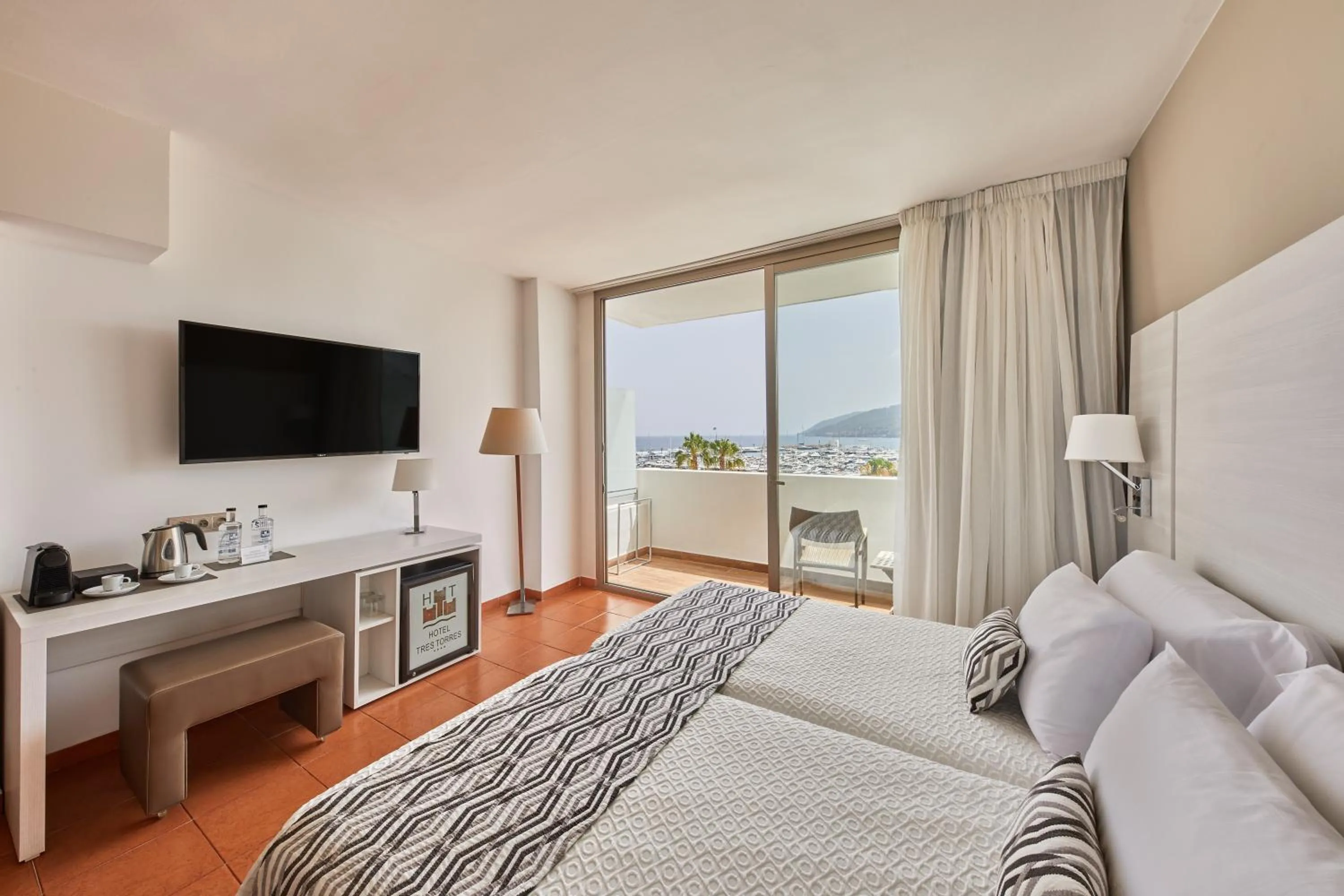 Sea view, Bed in Hotel Tres Torres