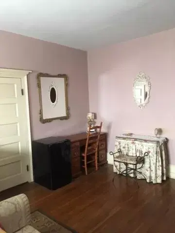 Bedroom, Dining Area in Victorian Charm Inn