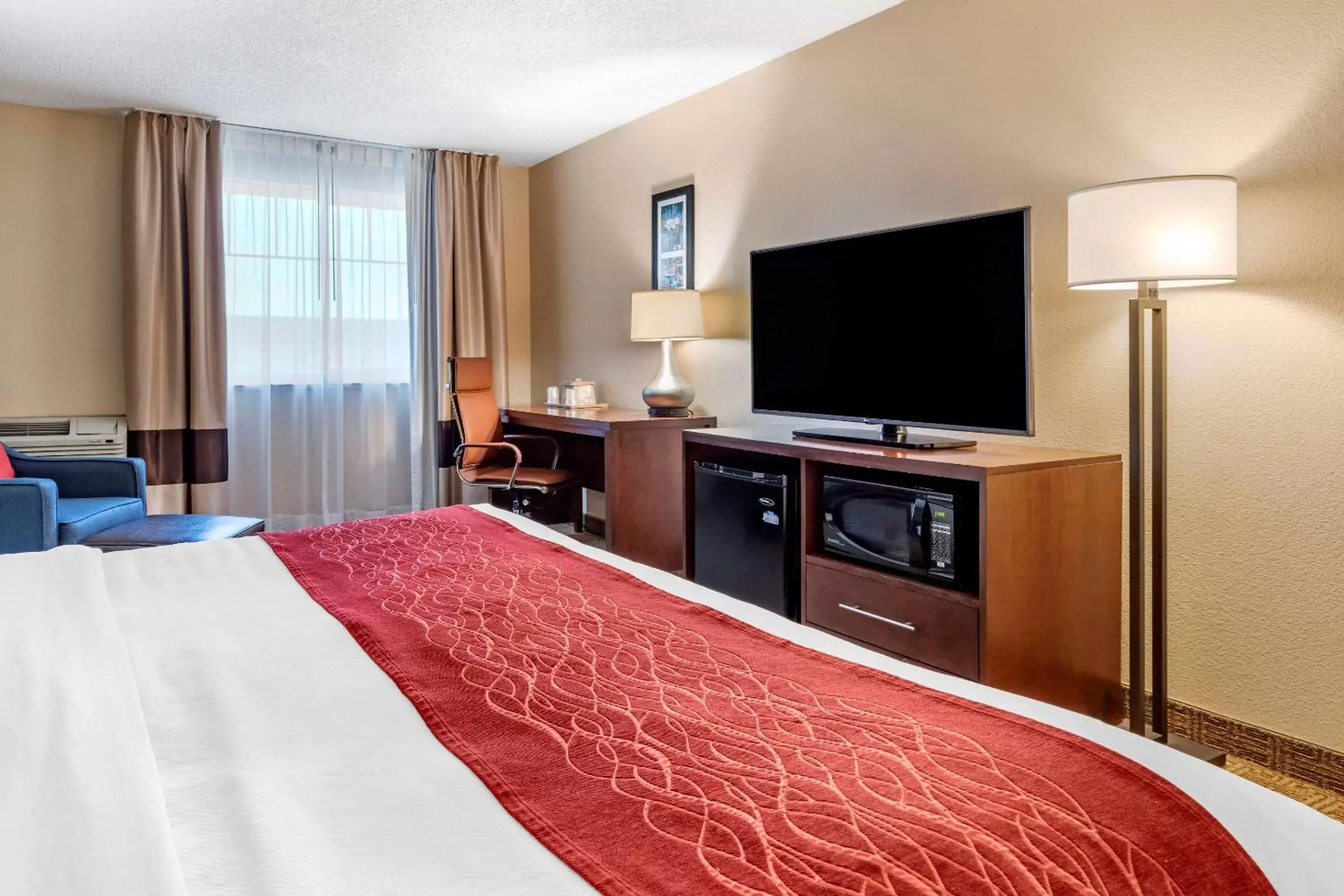 Photo of the whole room, TV/Entertainment Center in Comfort Inn City of Natural Lakes