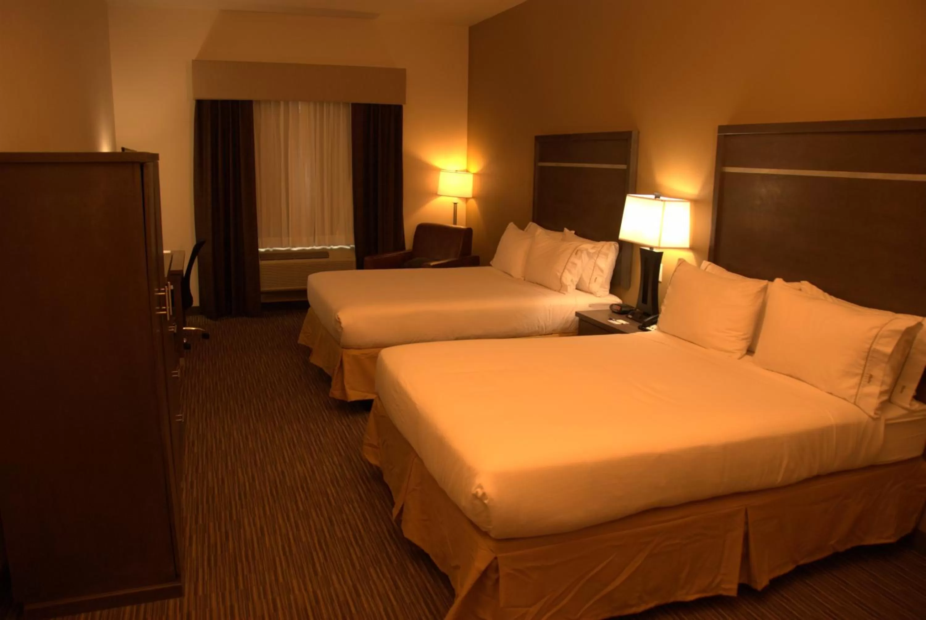 Photo of the whole room, Bed in Holiday Inn Express & Suites Globe by IHG
