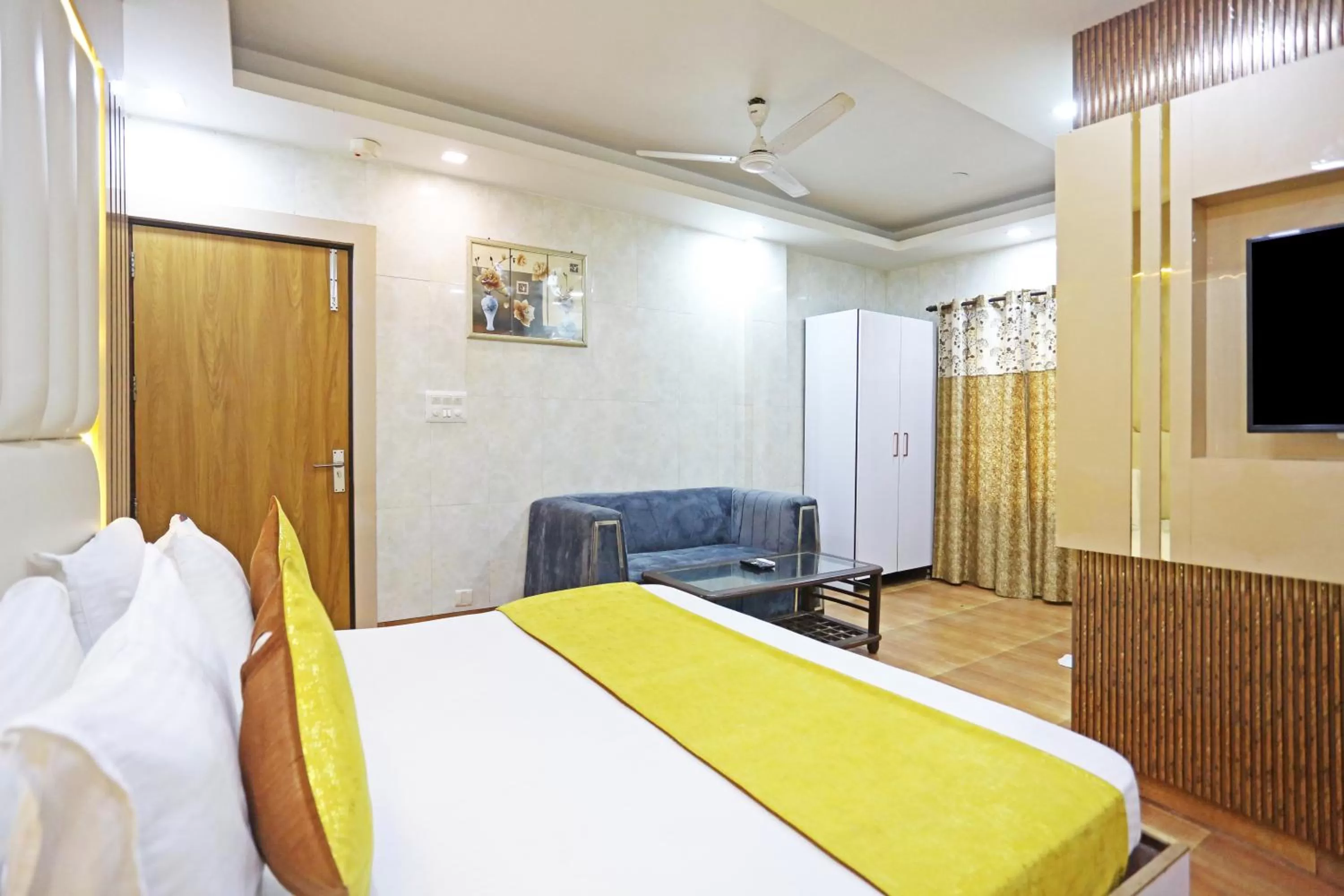 Communal lounge/ TV room, Bed in Hotel Preet Palace -5 Mints Walk From Nizamuddin Railway Station