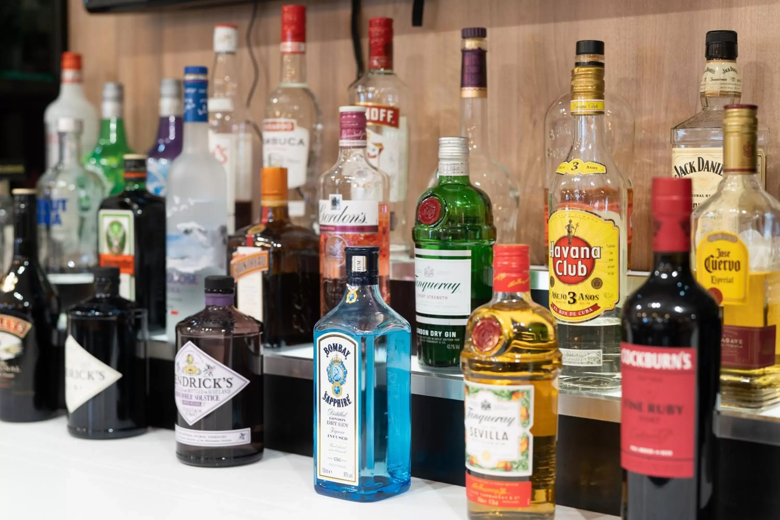 Lounge or bar in Holiday Inn Gloucester - Cheltenham, an IHG Hotel