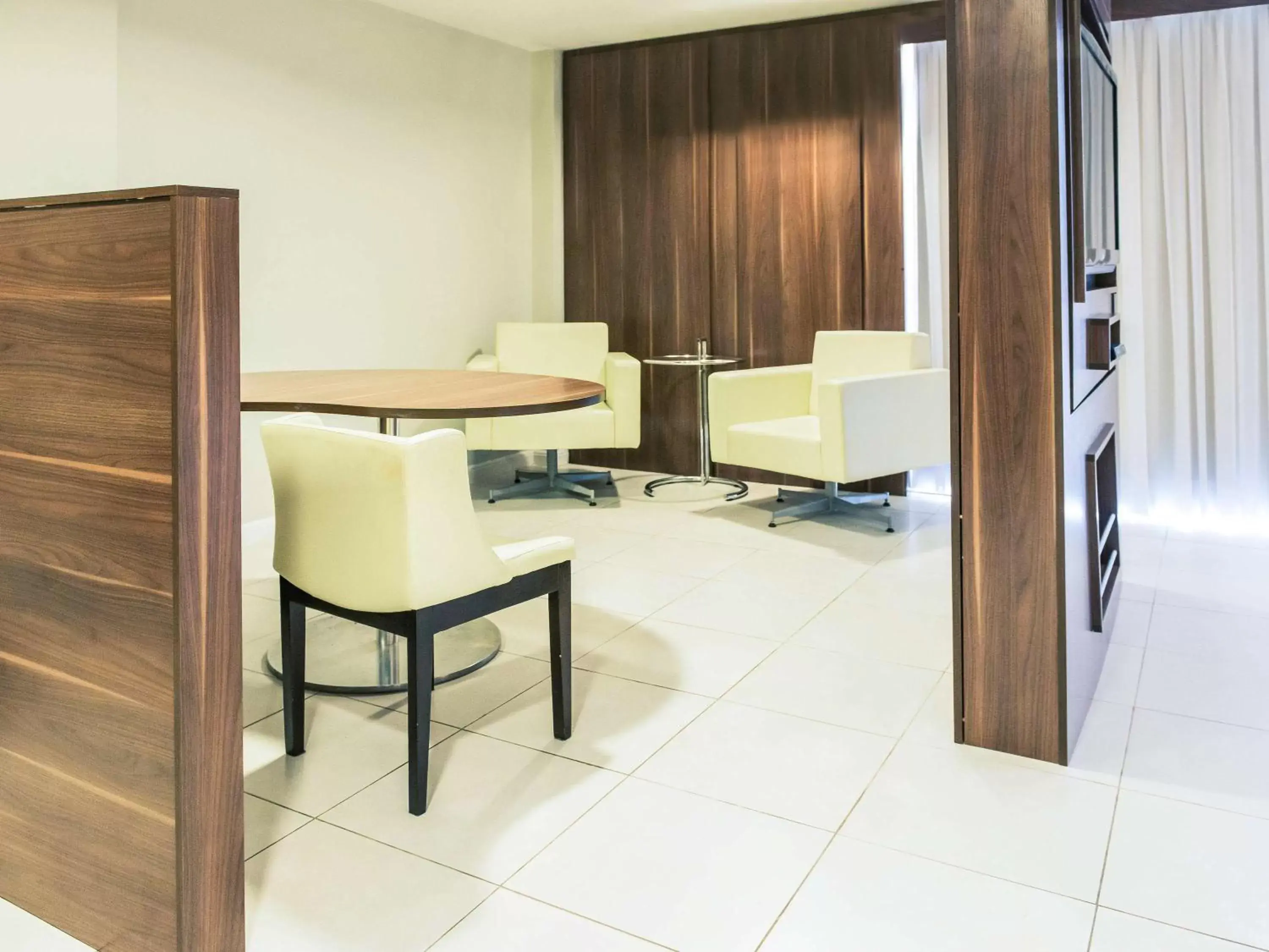 Photo of the whole room, Seating Area in Mercure Rio de Janeiro Nova Iguaçu