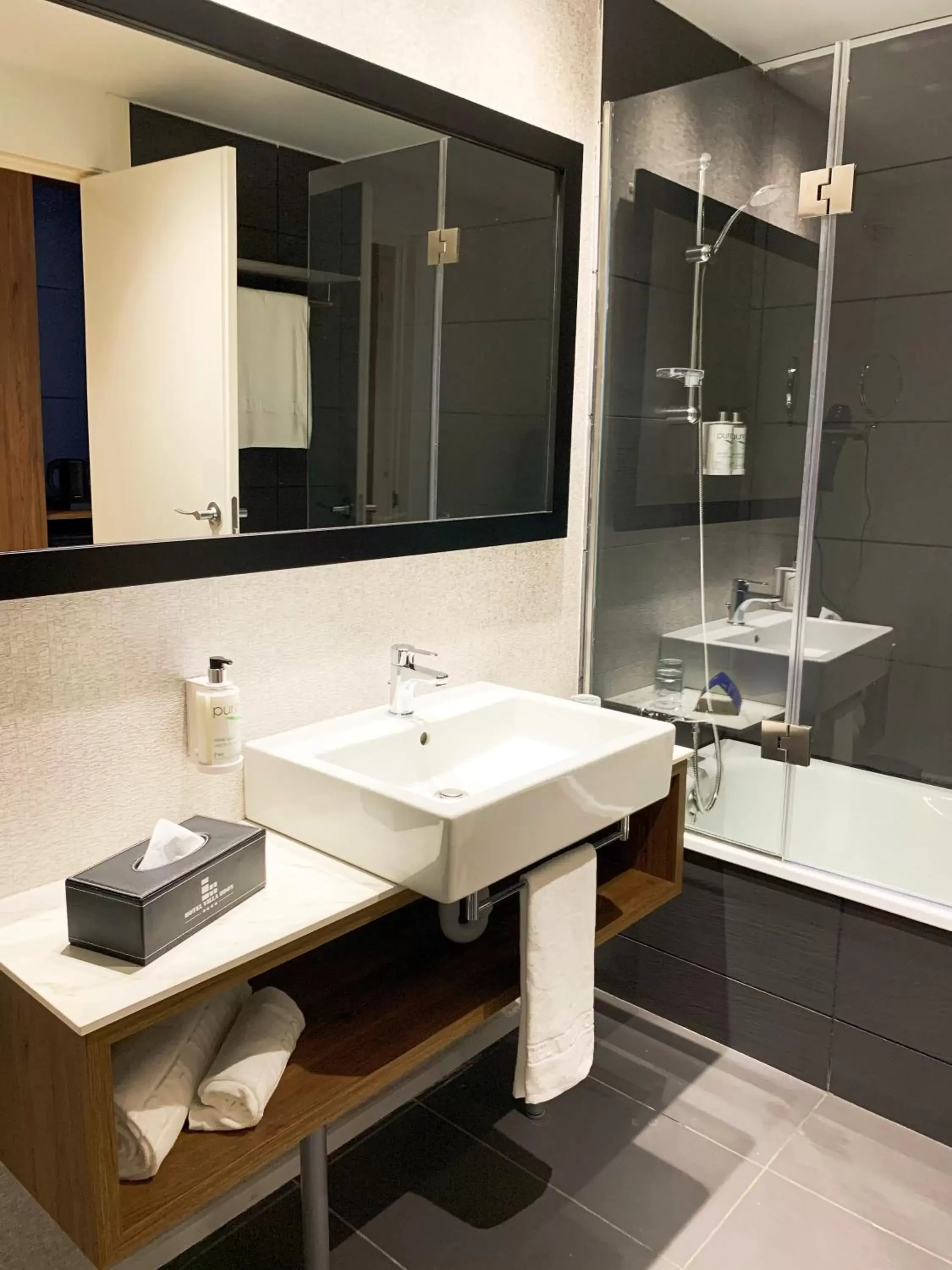 Shower, Bathroom in Hotel Villa Odon