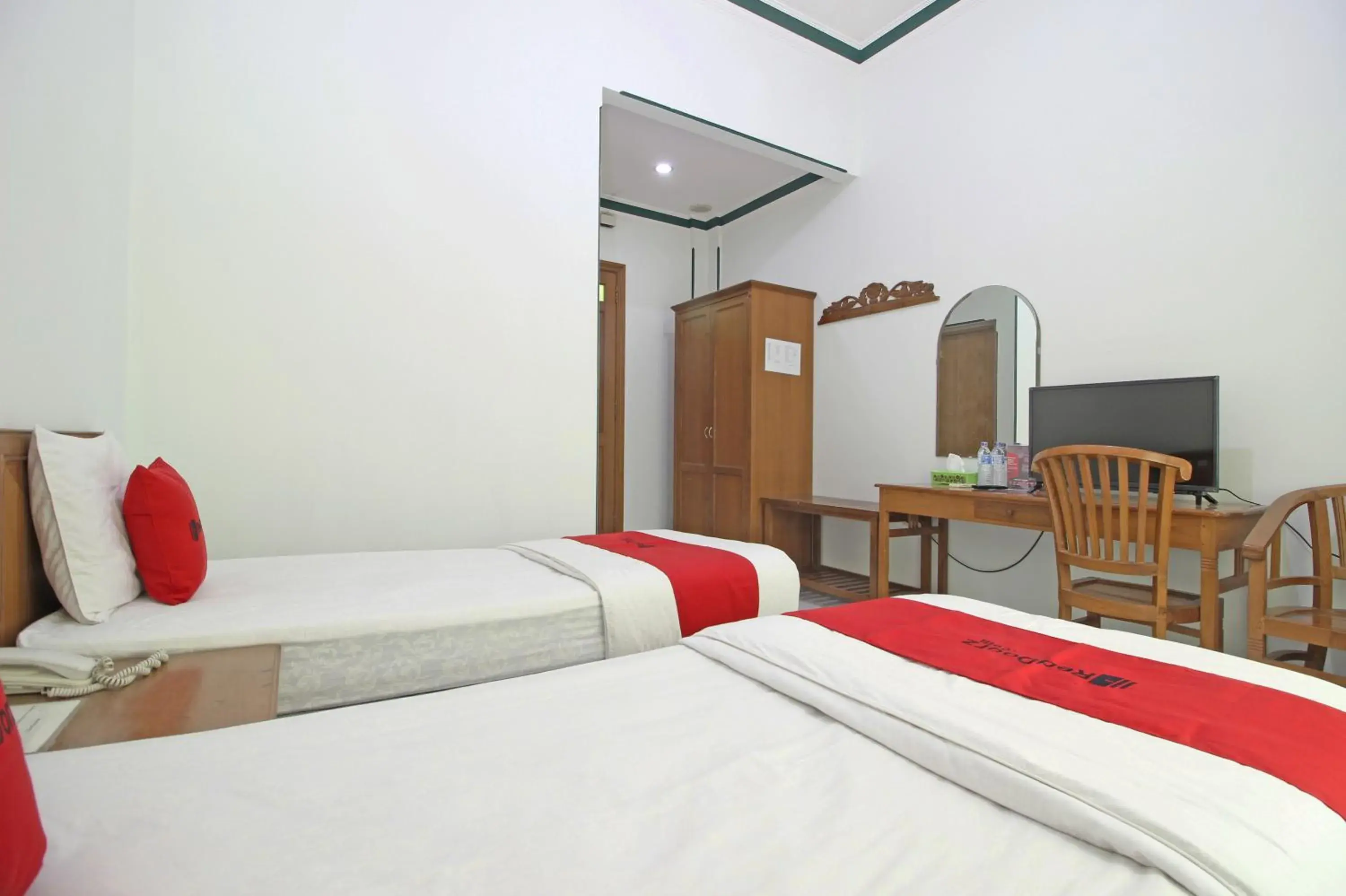 Bedroom, Bed in RedDoorz near XT Square Yogyakarta