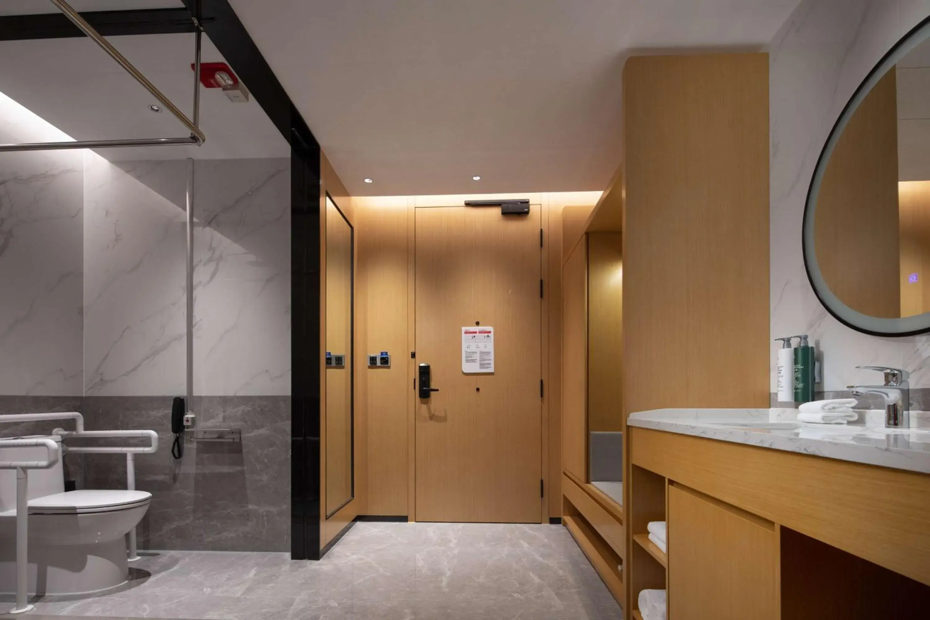 Photo of the whole room, Bathroom in Hilton Garden Inn Hangzhou Xiaoshan