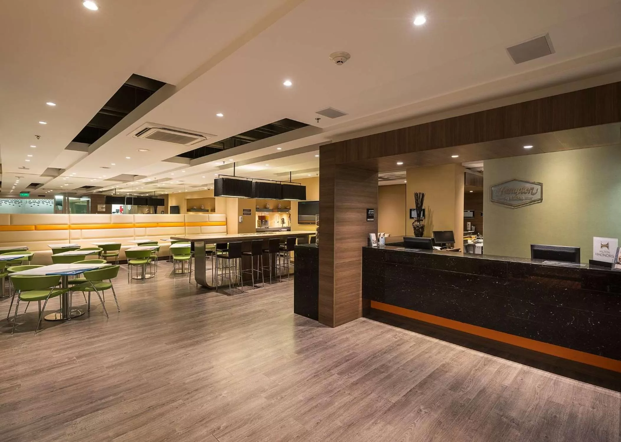 Restaurant/places to eat in Hampton by Hilton Barranquilla