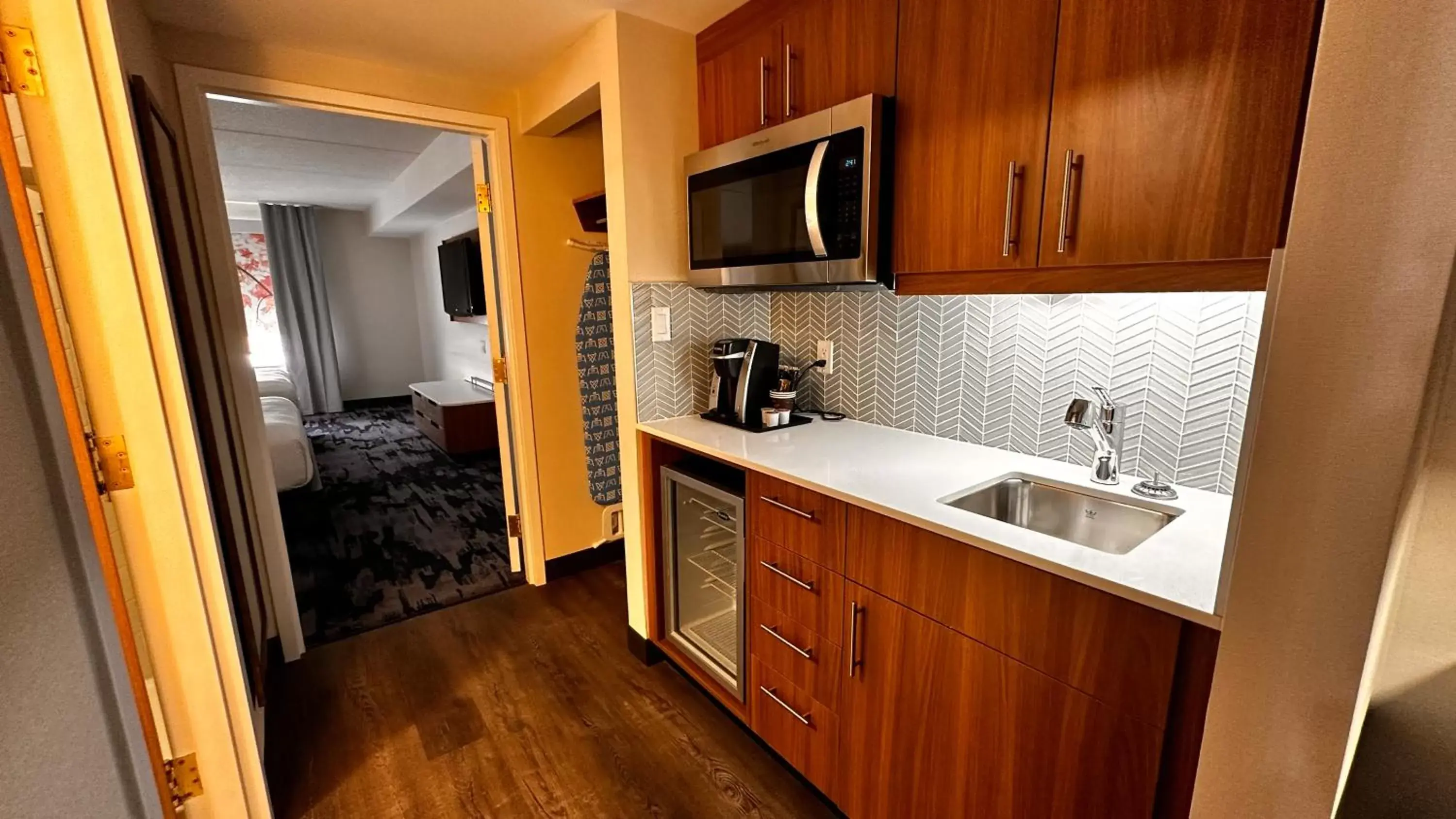 minibar, Kitchen/Kitchenette in Newmarket Hotel and Suites