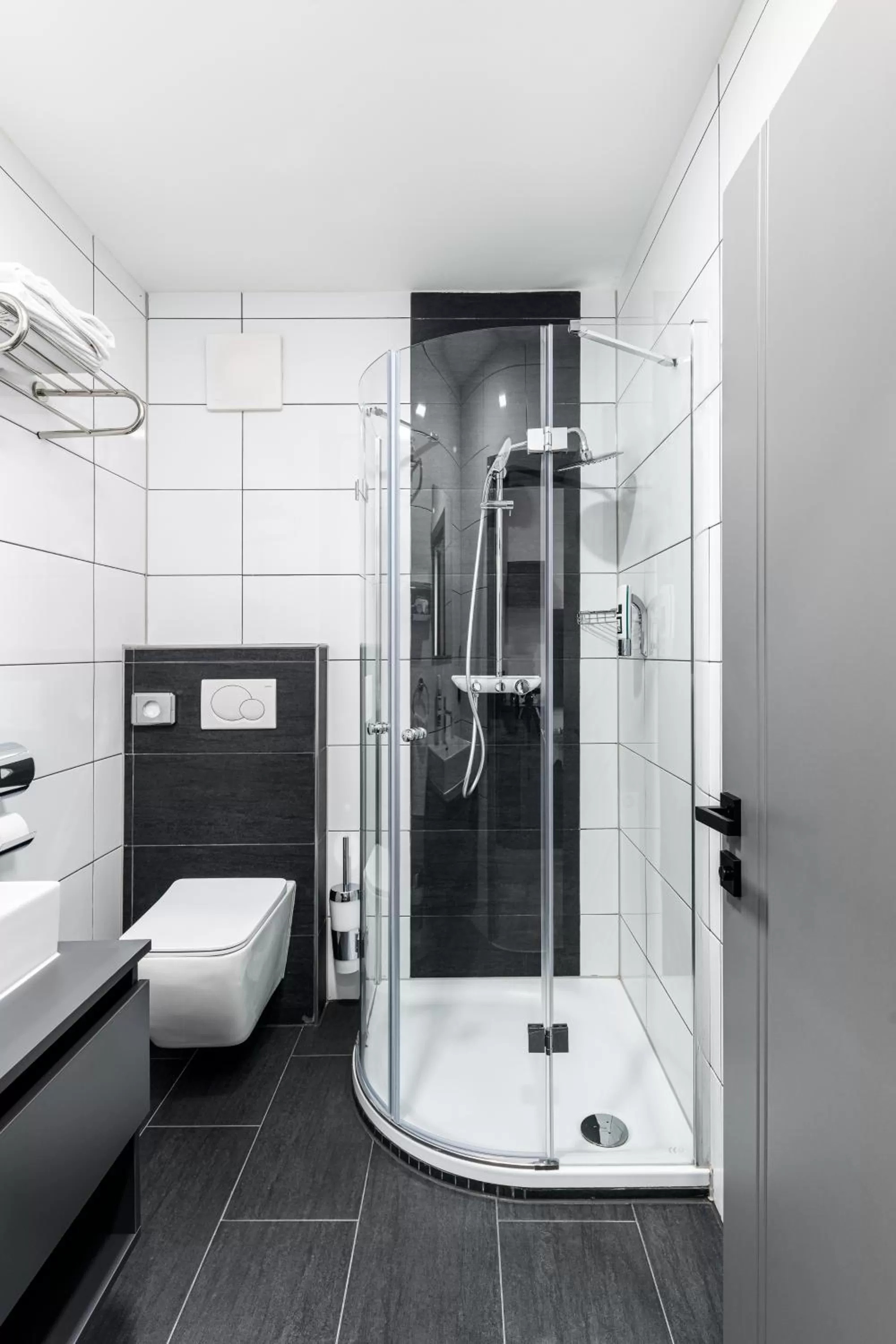 Shower, Bed in PARKHOTEL BRAUNAU - 24 Stunden Self Check-IN