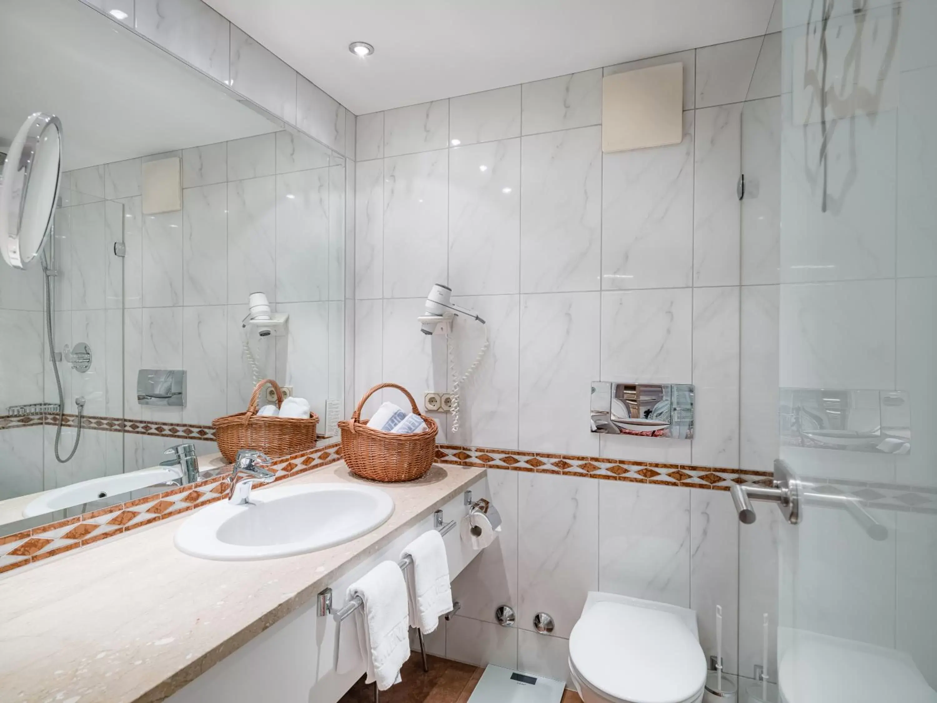 Bathroom in Hotel Norica - Thermenhotels Gastein mit dem Bademantel direkt in die Therme