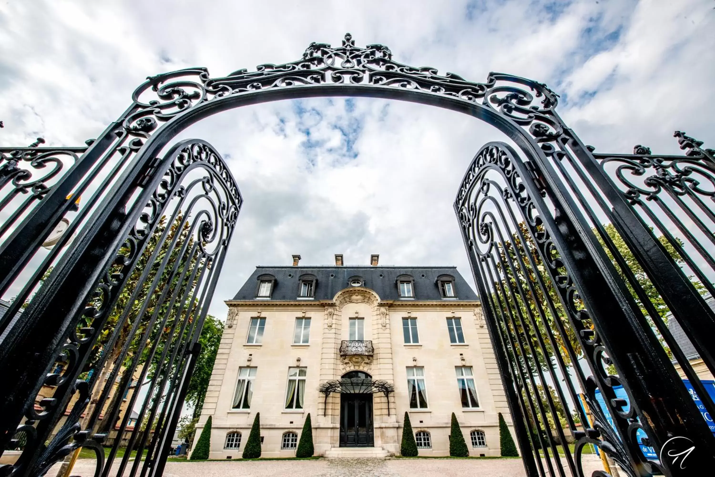 Facade/entrance, Property Building in Les Suites du 33