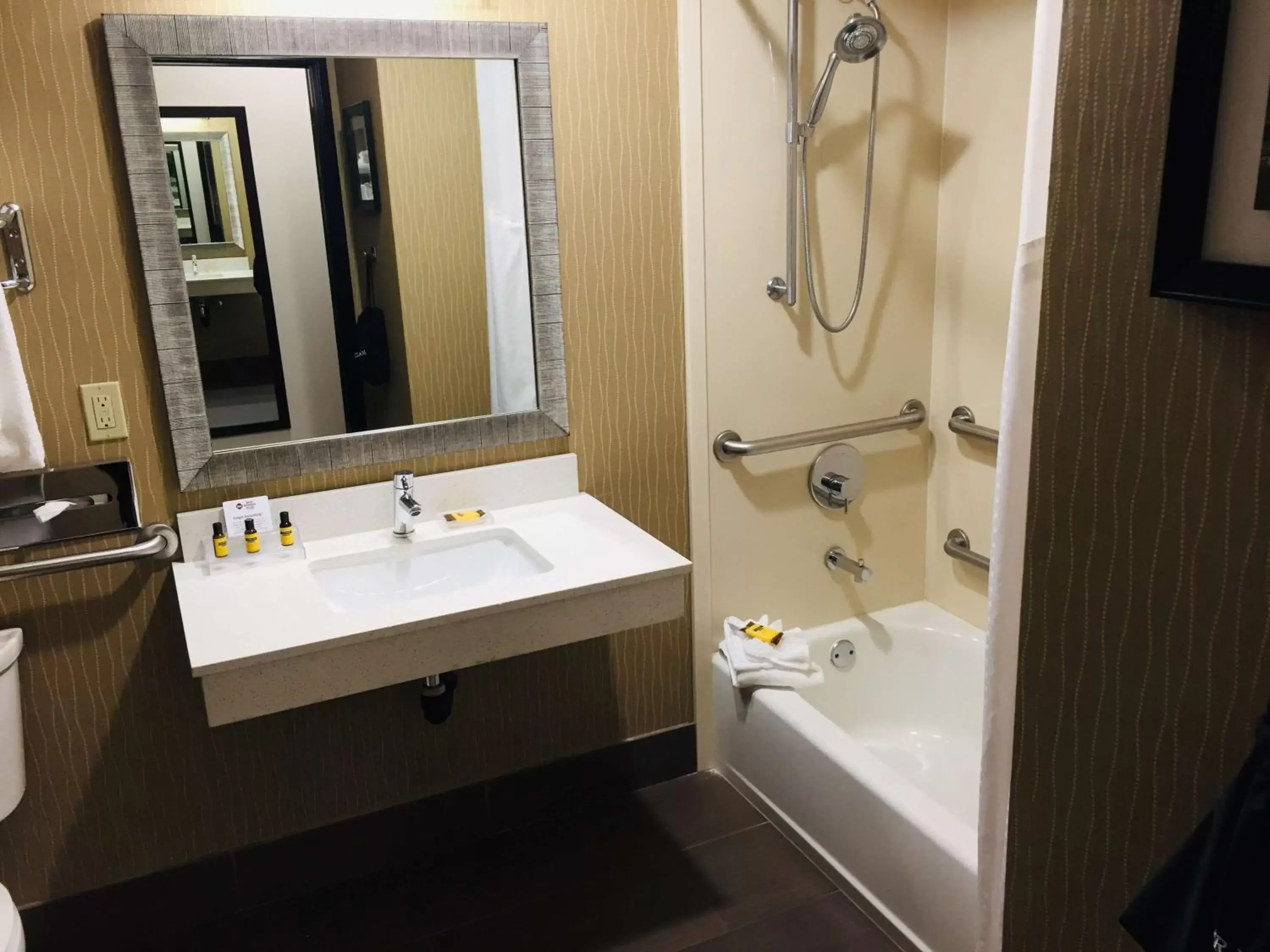 Bathroom in Best Western Plus Portland Airport Hotel & Suites