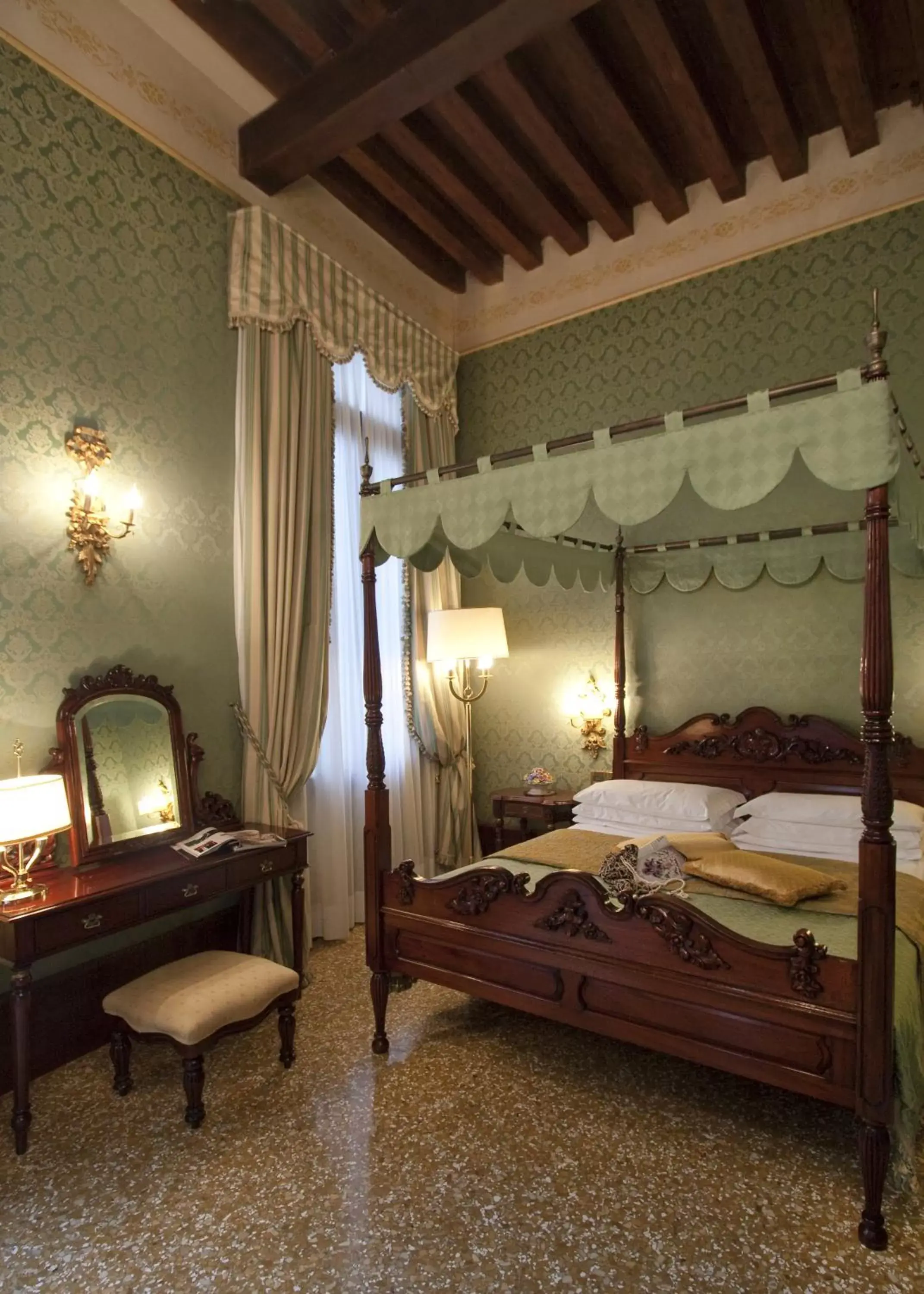 Bedroom, Bed in Hotel Al Ponte Dei Sospiri