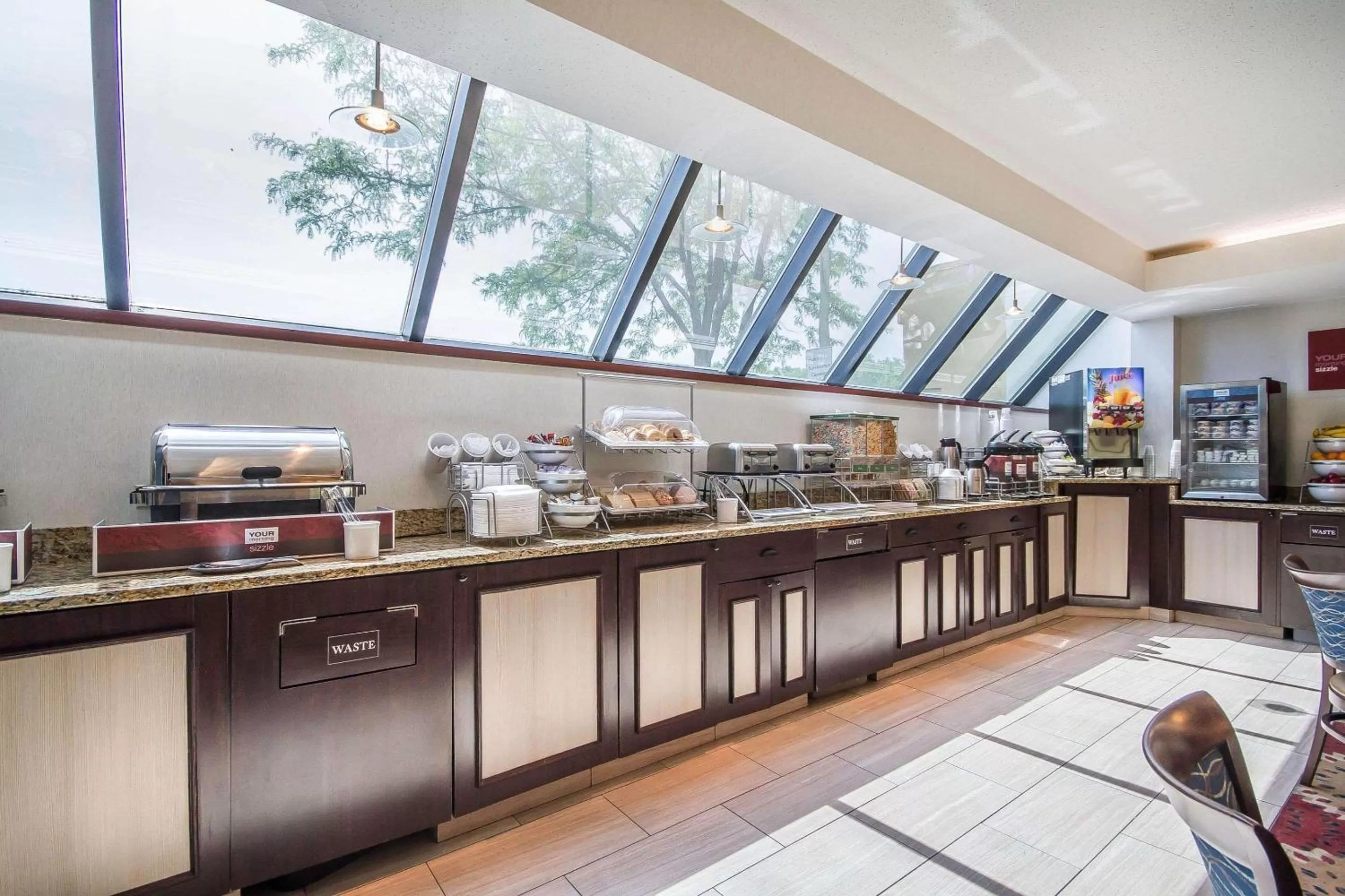 Restaurant/Places to Eat in Hotel Monona