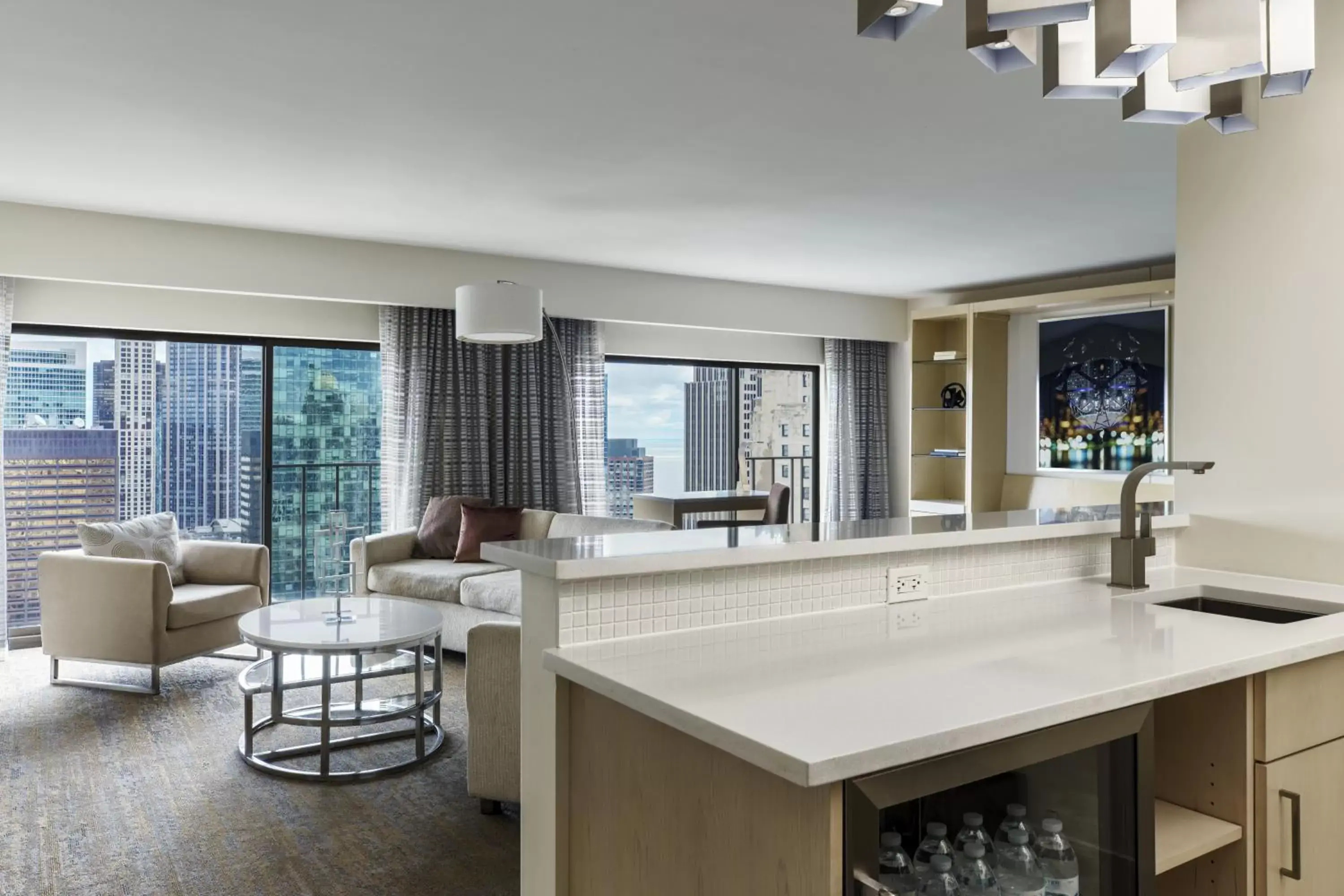 Living room, Kitchen/Kitchenette in Chicago Marriott Downtown Magnificent Mile